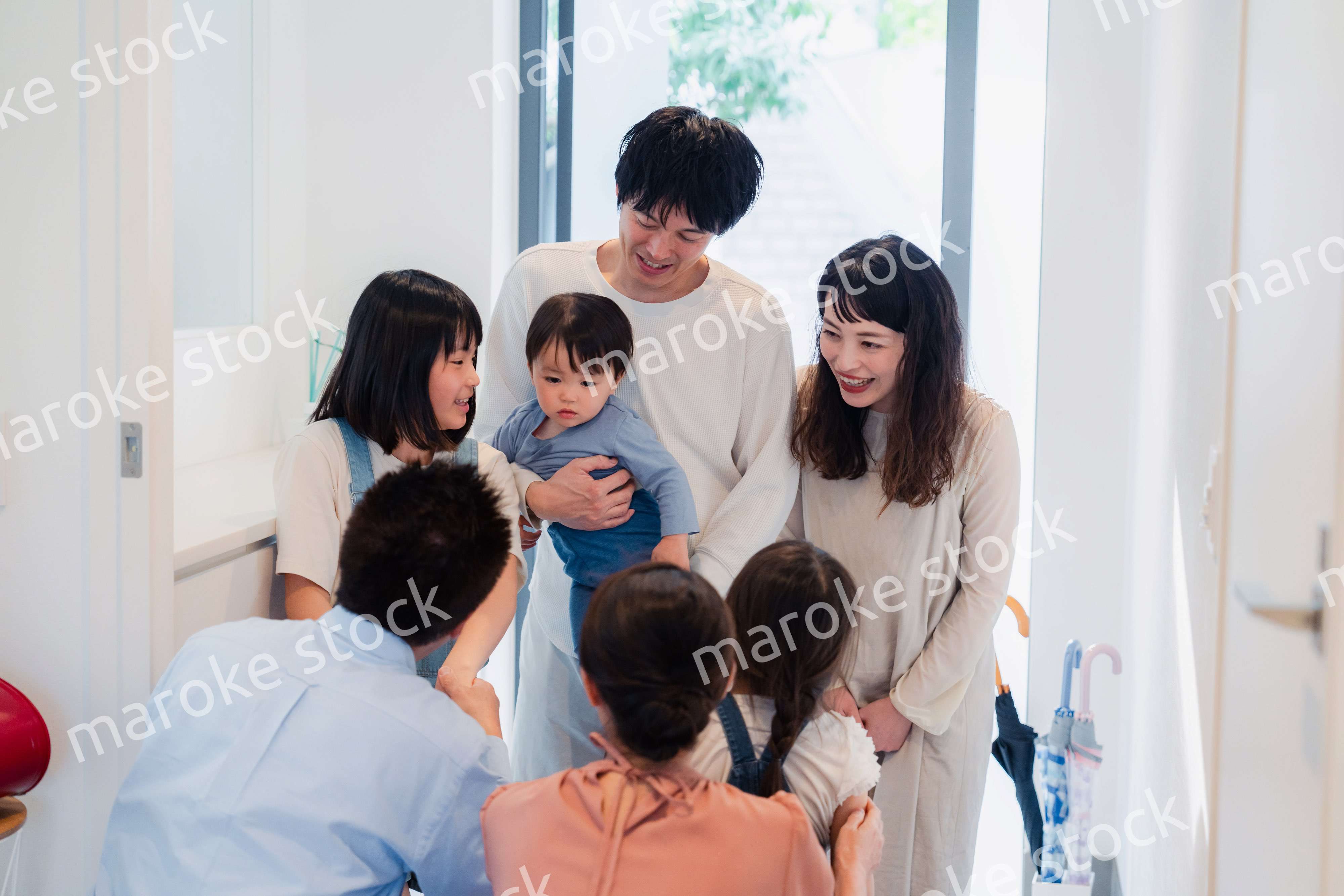 祖父母の家に遊びに来た家族