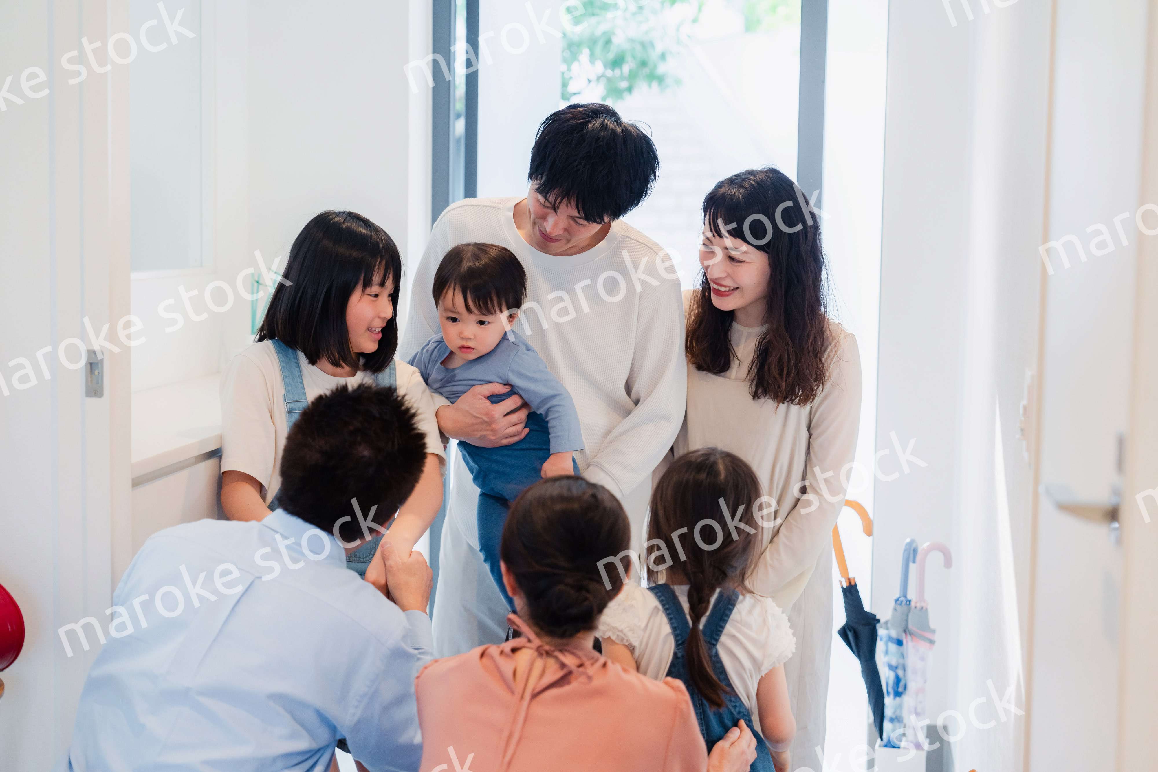 祖父母の家に遊びに来た家族