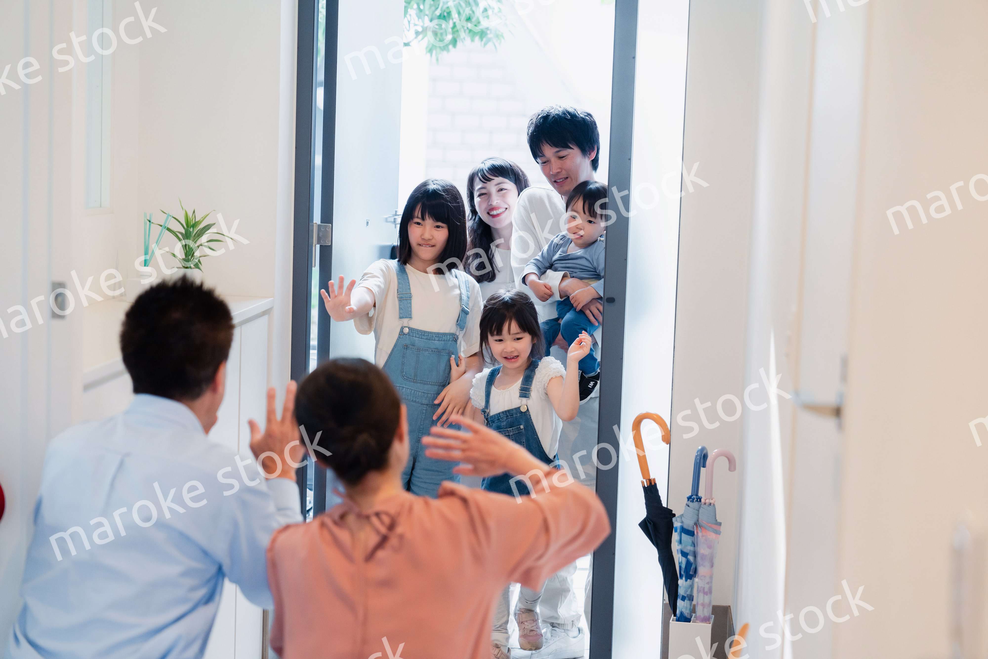 祖父母の家に遊びに来た家族