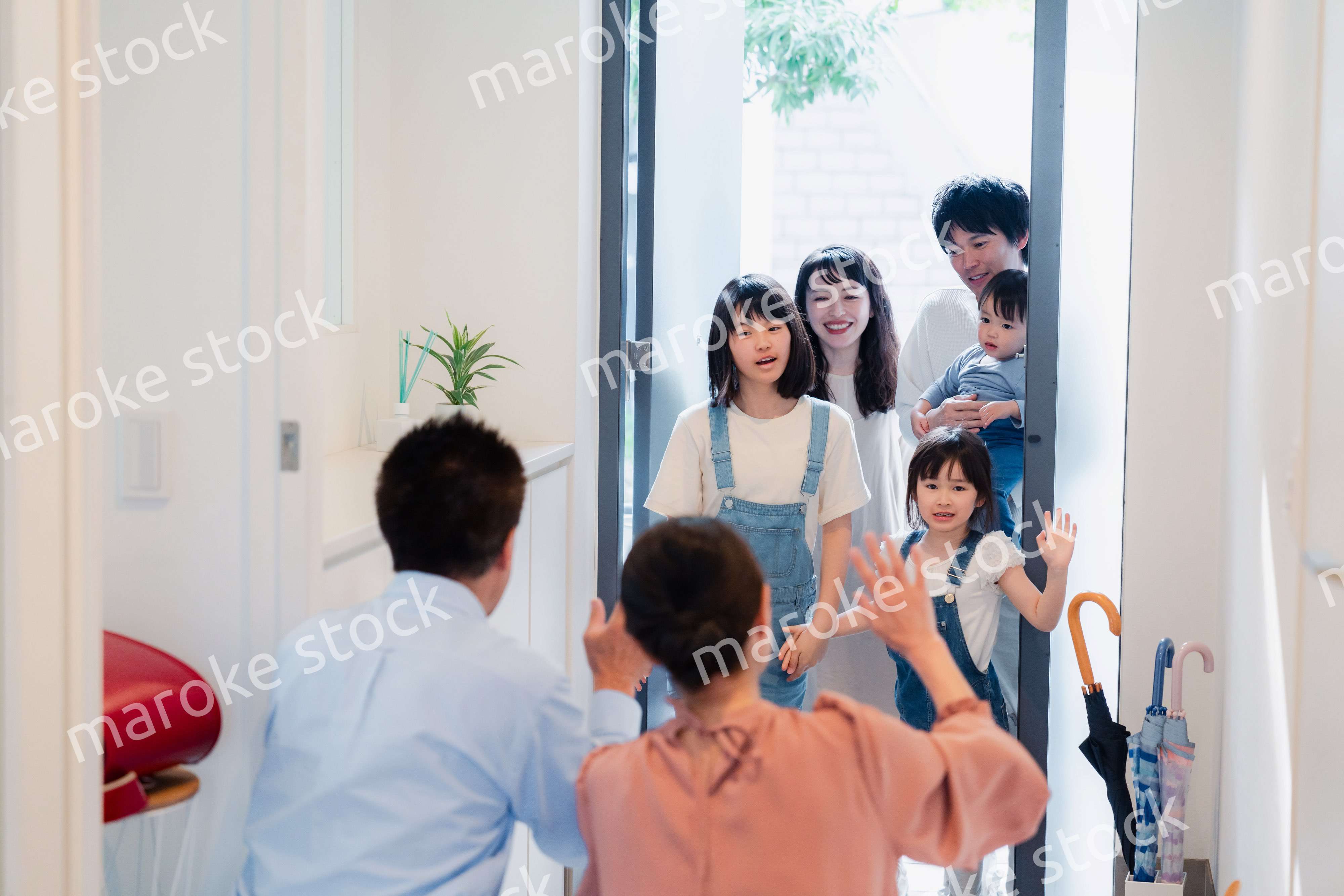 祖父母の家に遊びに来た家族