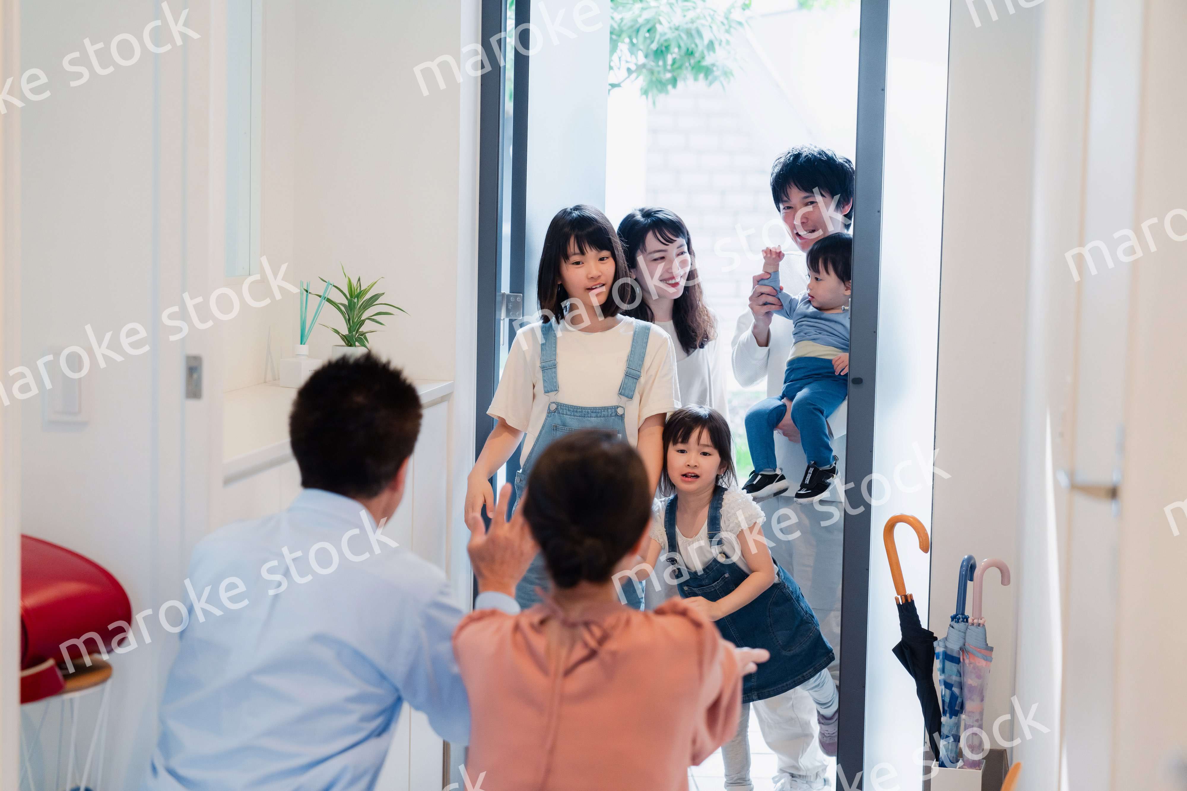 祖父母の家に遊びに来た家族