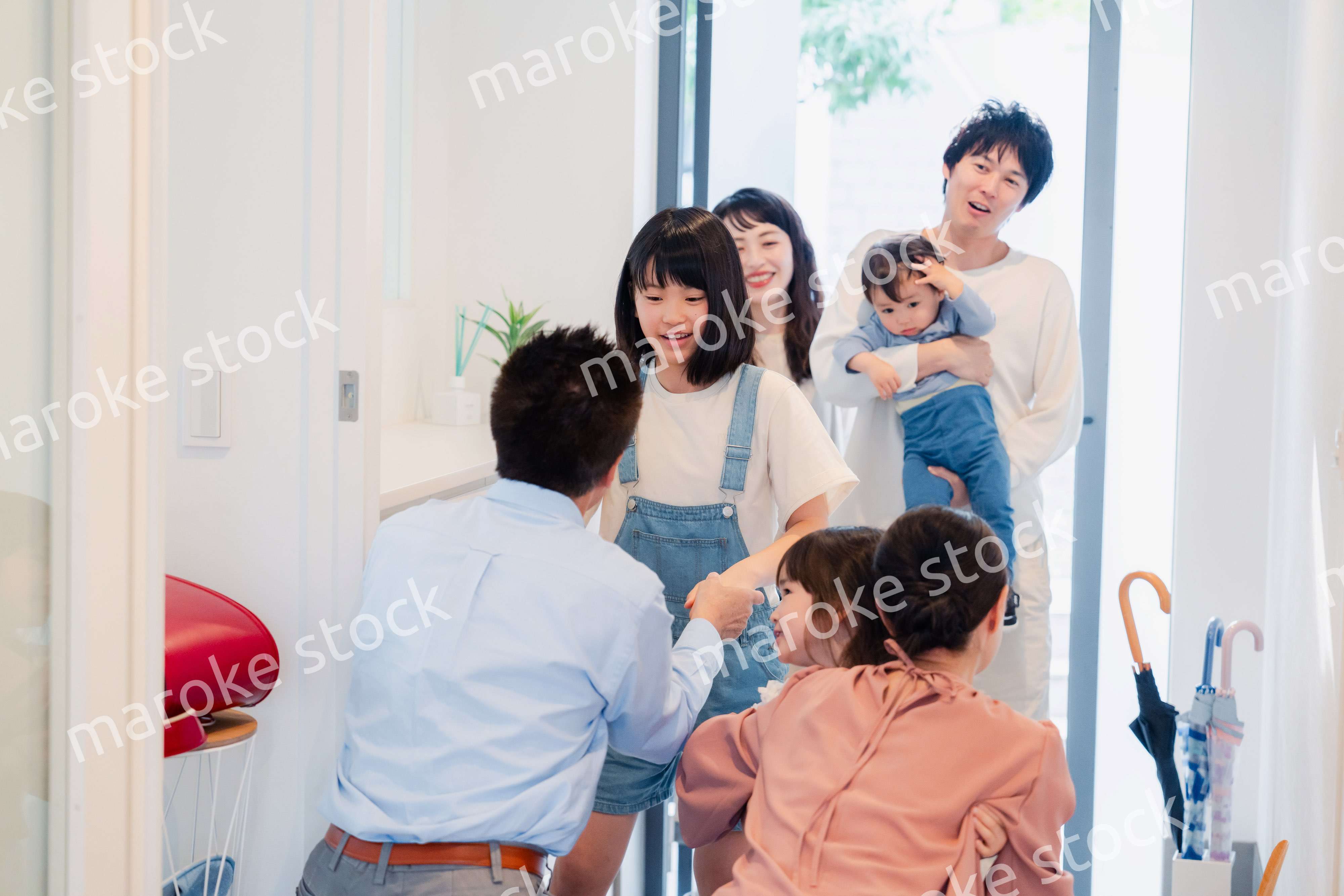 祖父母の家に遊びに来た家族