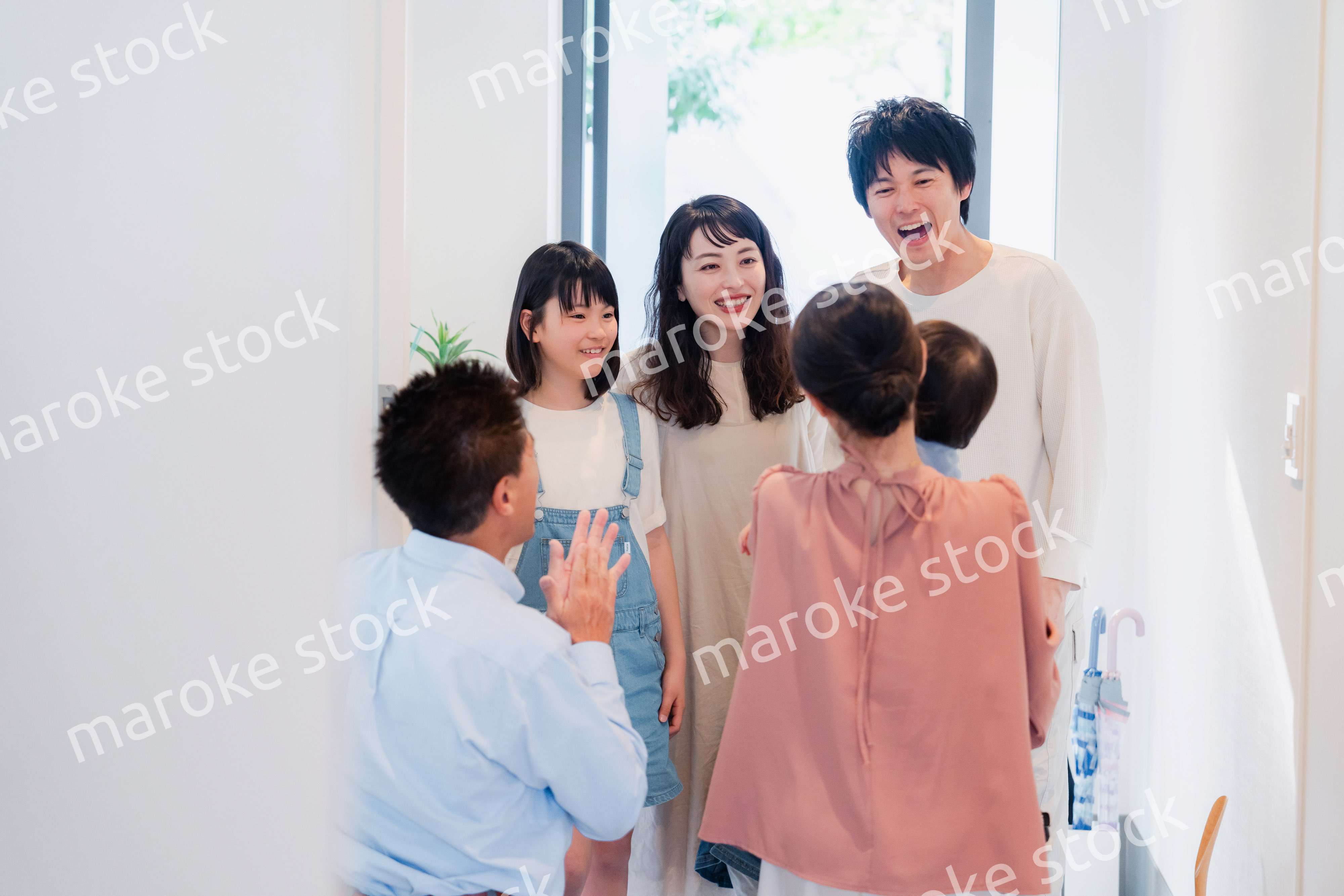 祖父母の家に遊びに来た家族