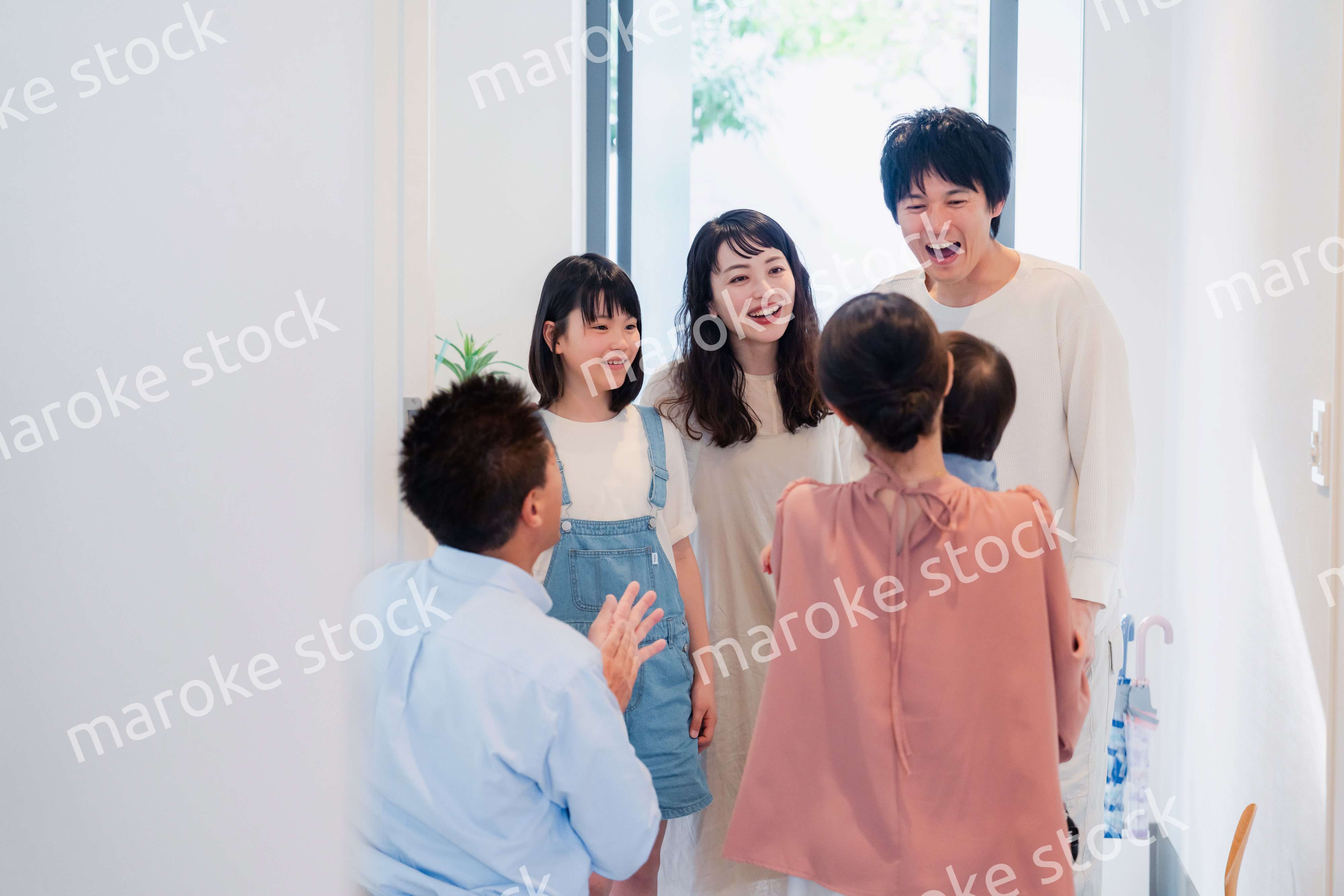 祖父母の家に遊びに来た家族