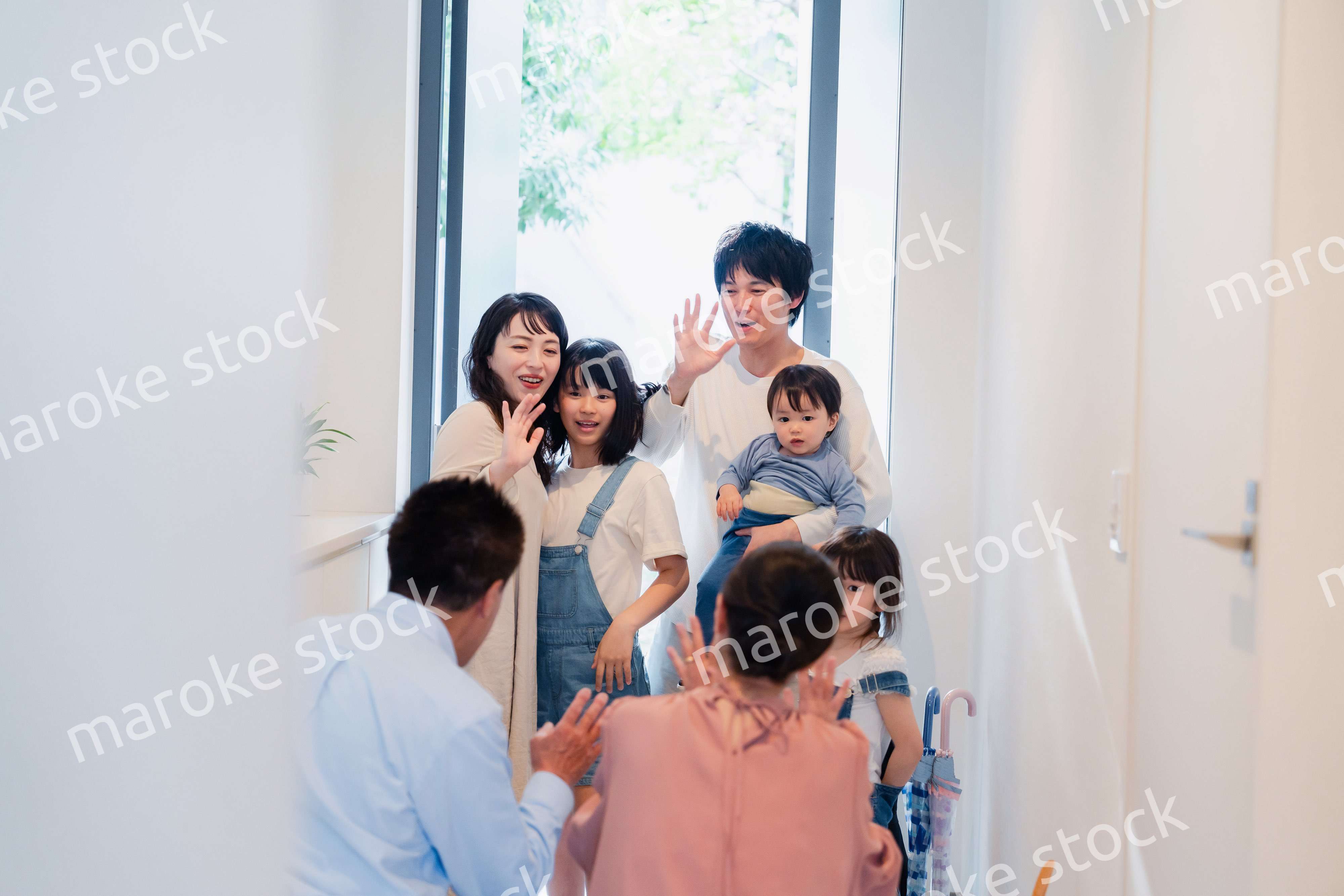 祖父母の家に遊びに来た家族