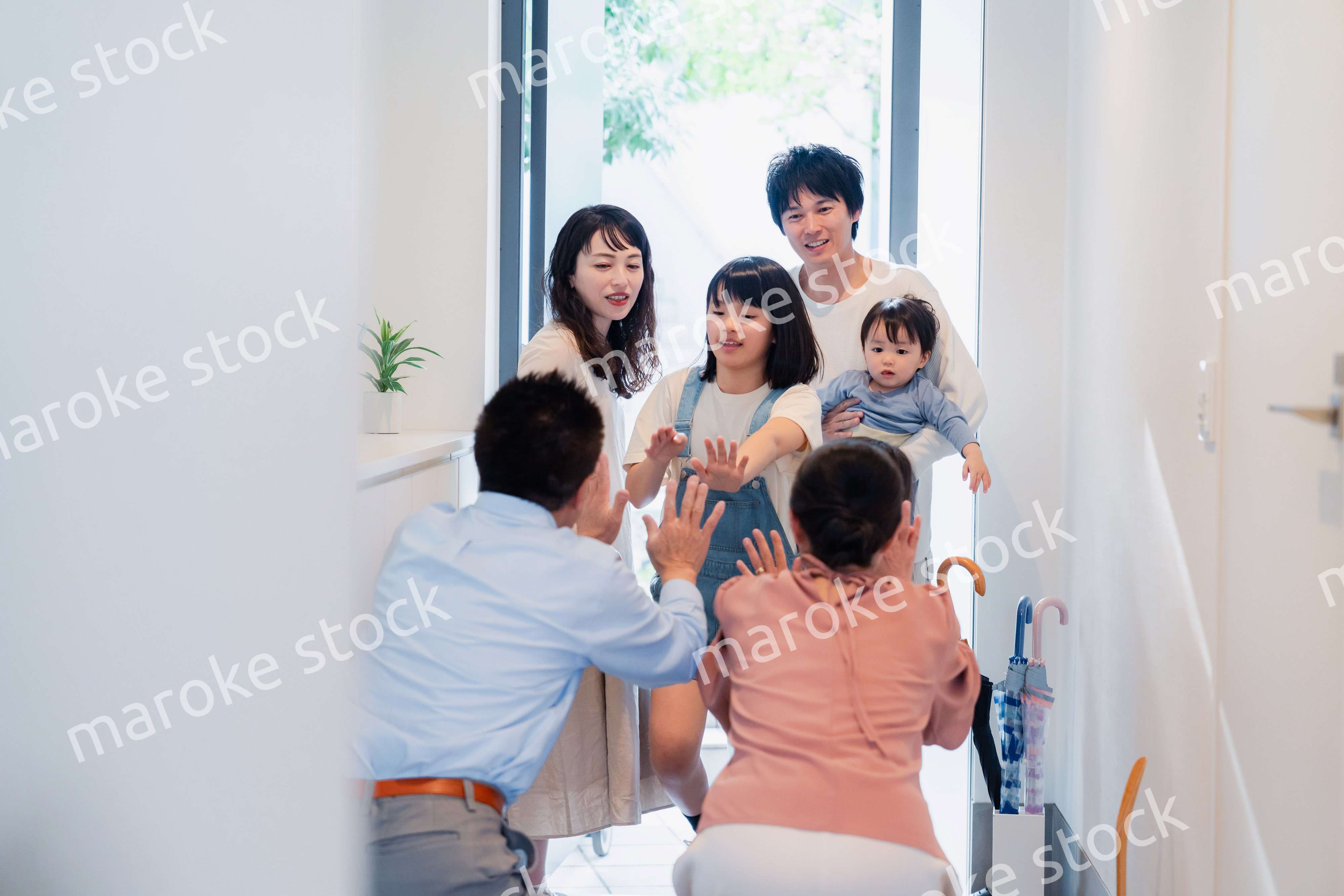 祖父母の家に遊びに来た家族