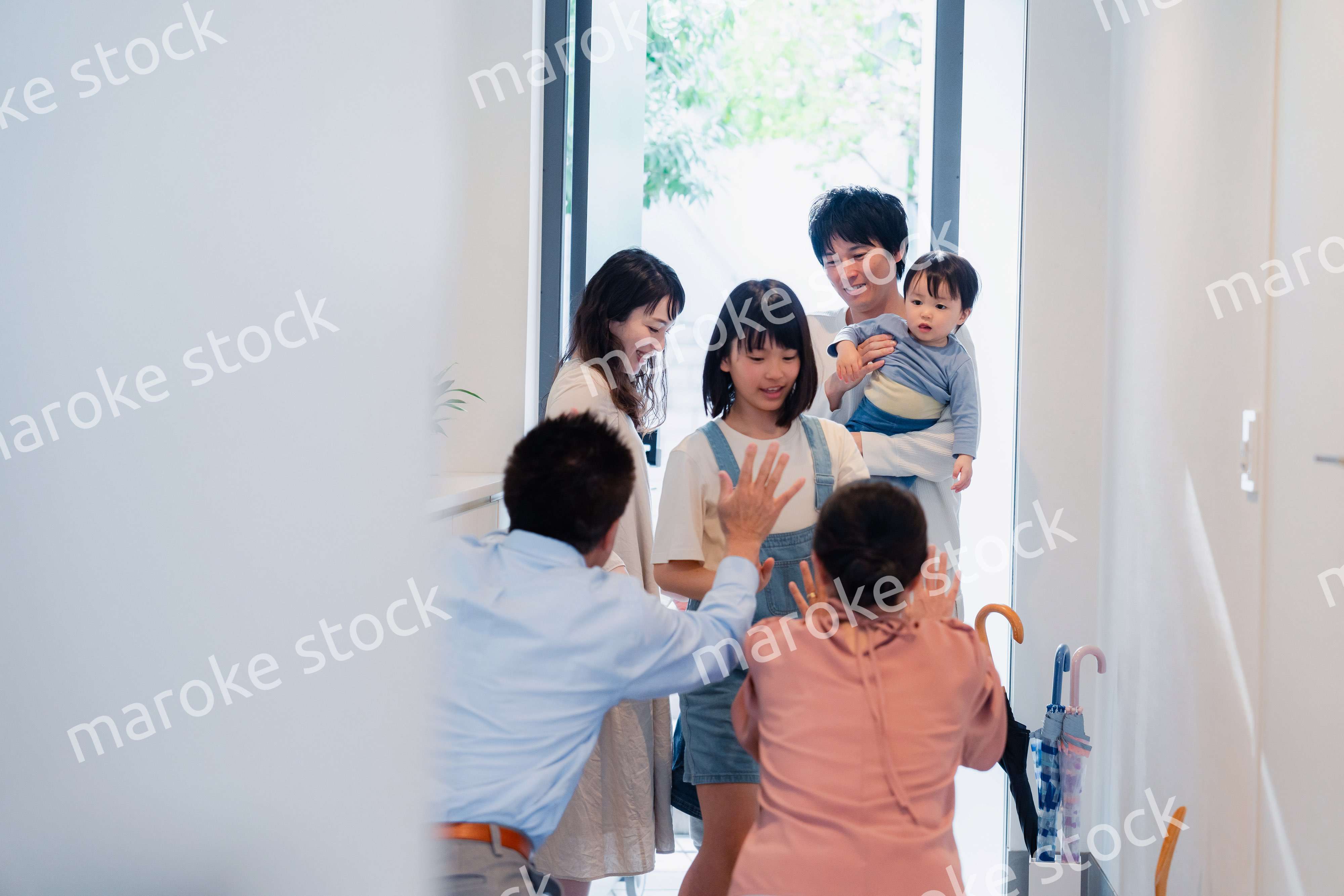 祖父母の家に遊びに来た家族