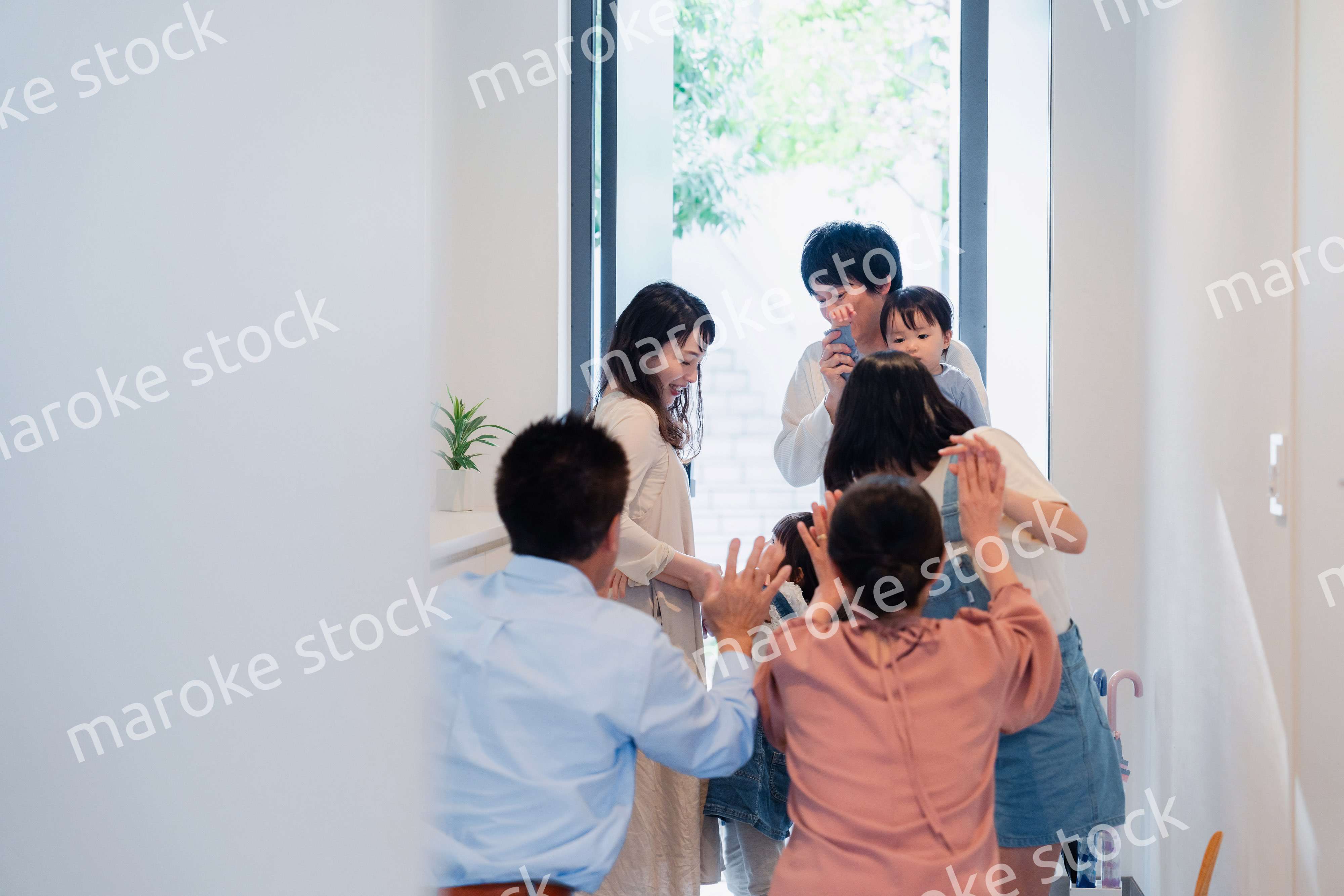 祖父母の家に遊びに来た家族