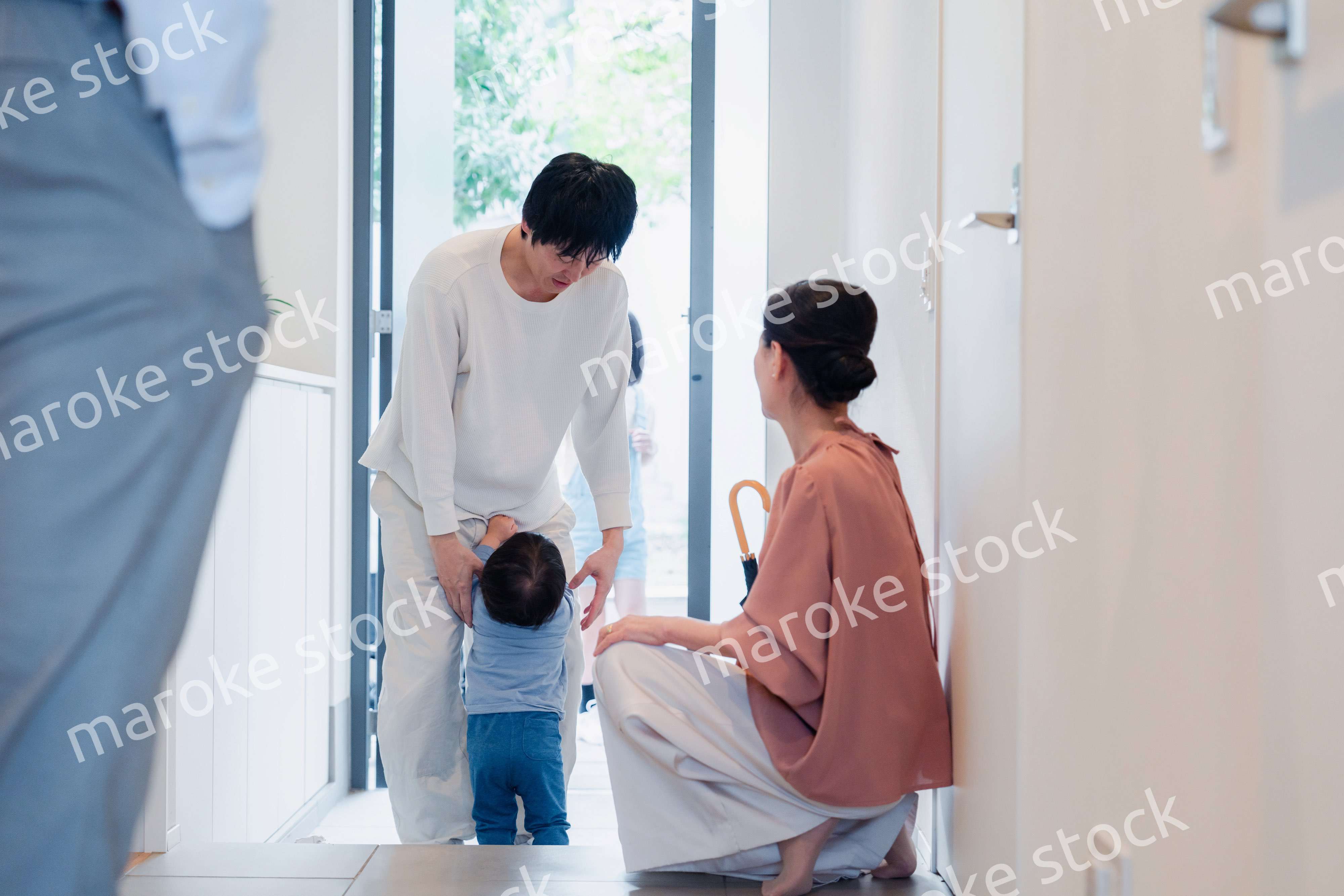 ふるさとに孫を連れて訪れるパパ