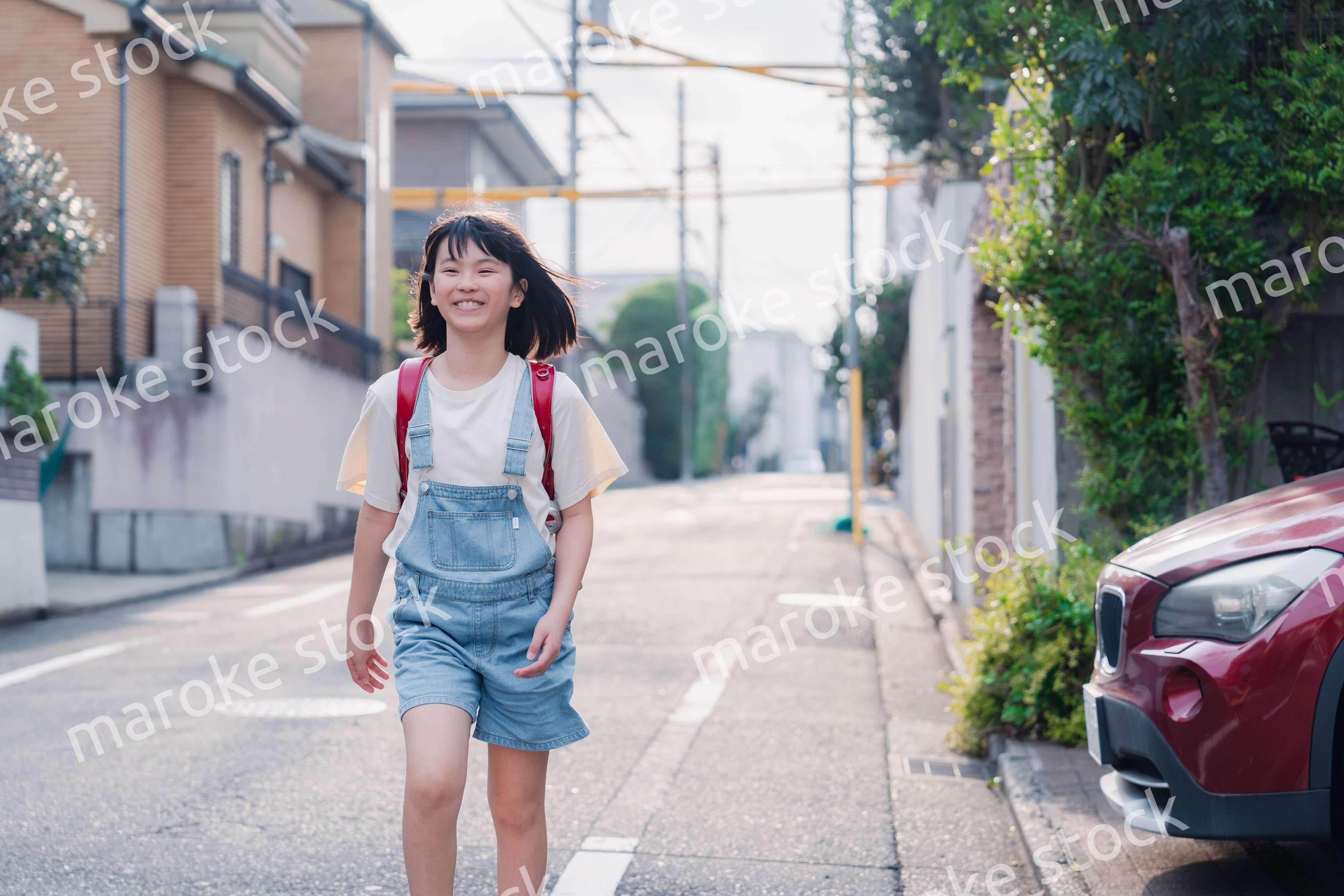 ランドセルで下校をする小学生の女の子