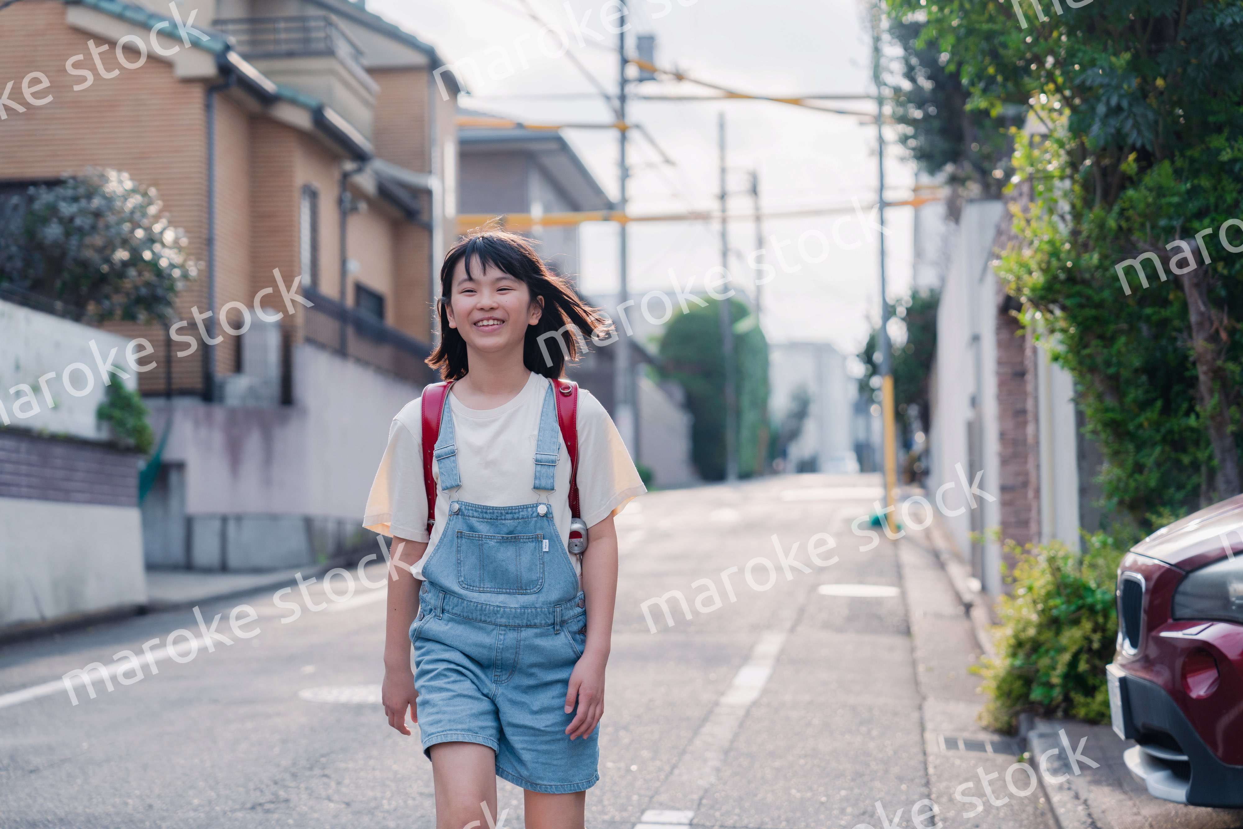 ランドセルで下校をする小学生の女の子