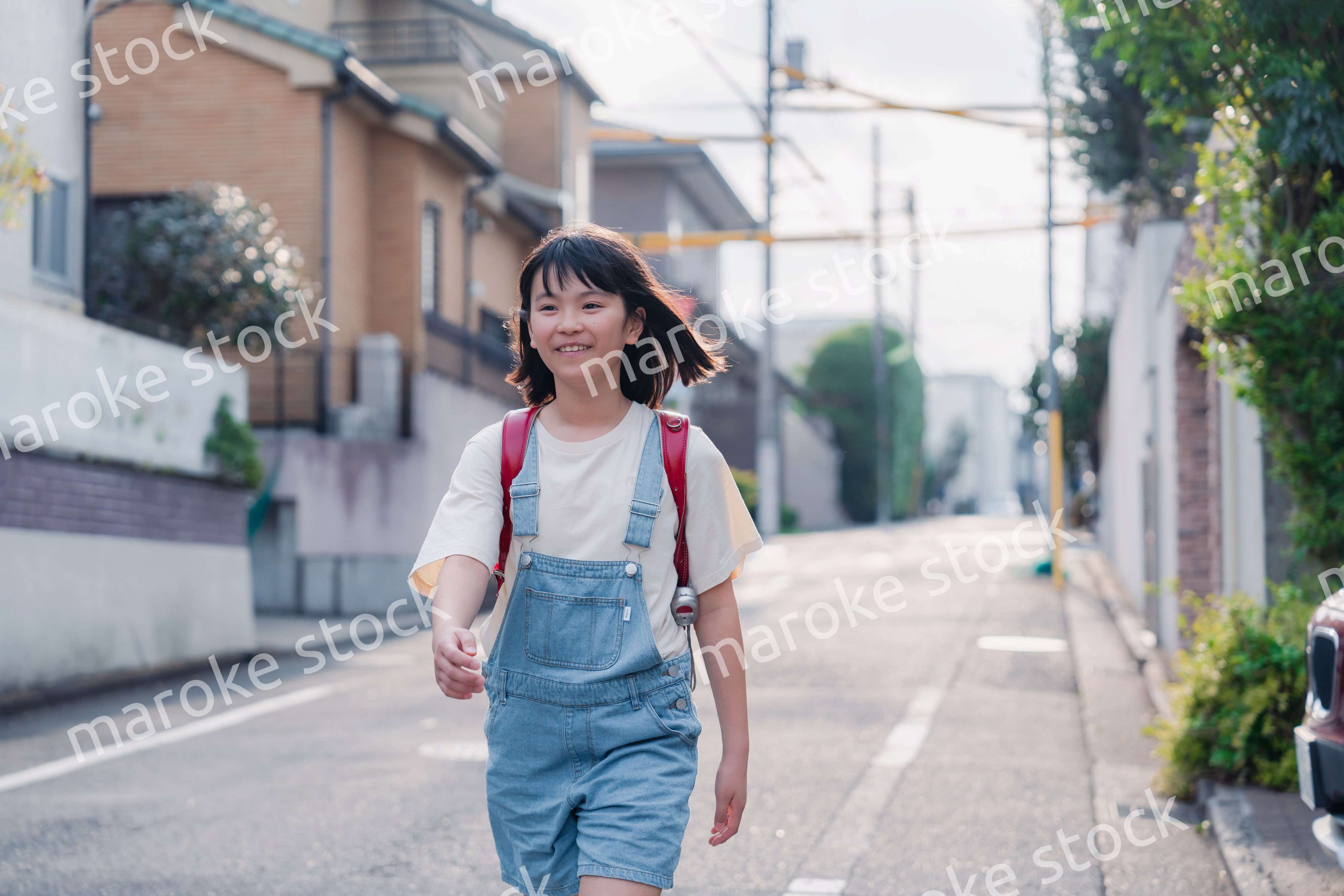 ランドセルで下校をする小学生の女の子