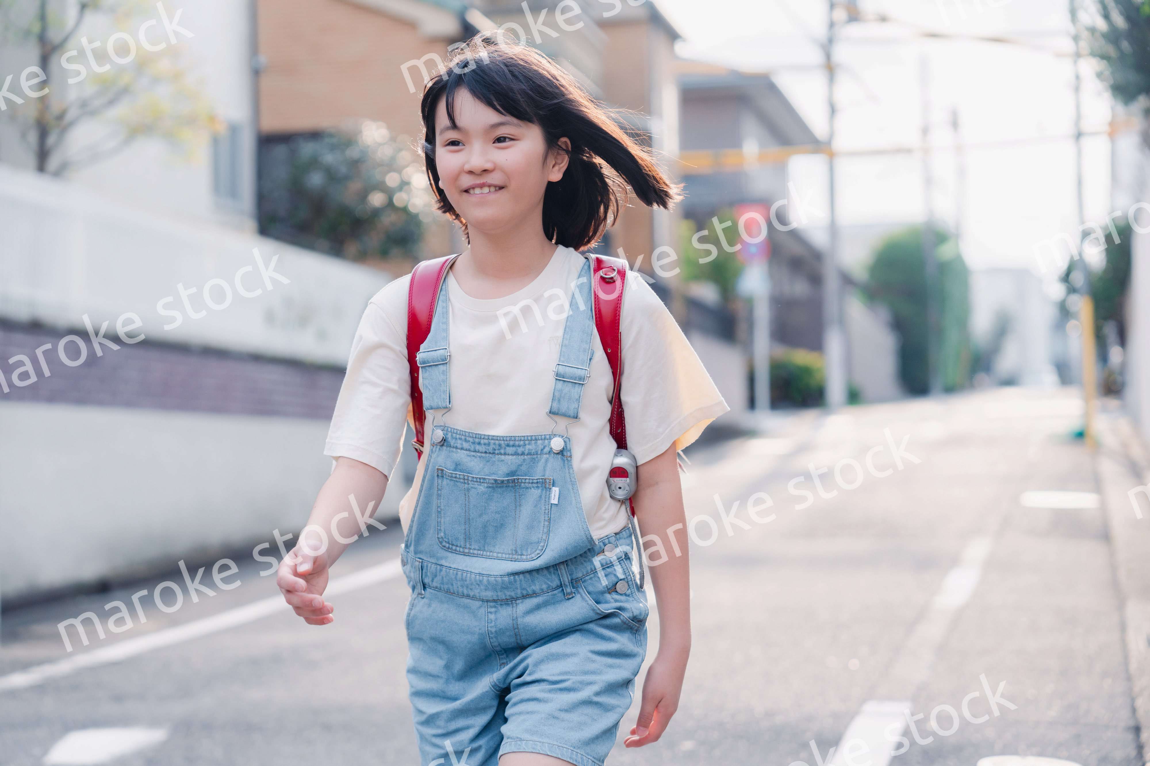 ランドセルで下校をする小学生の女の子