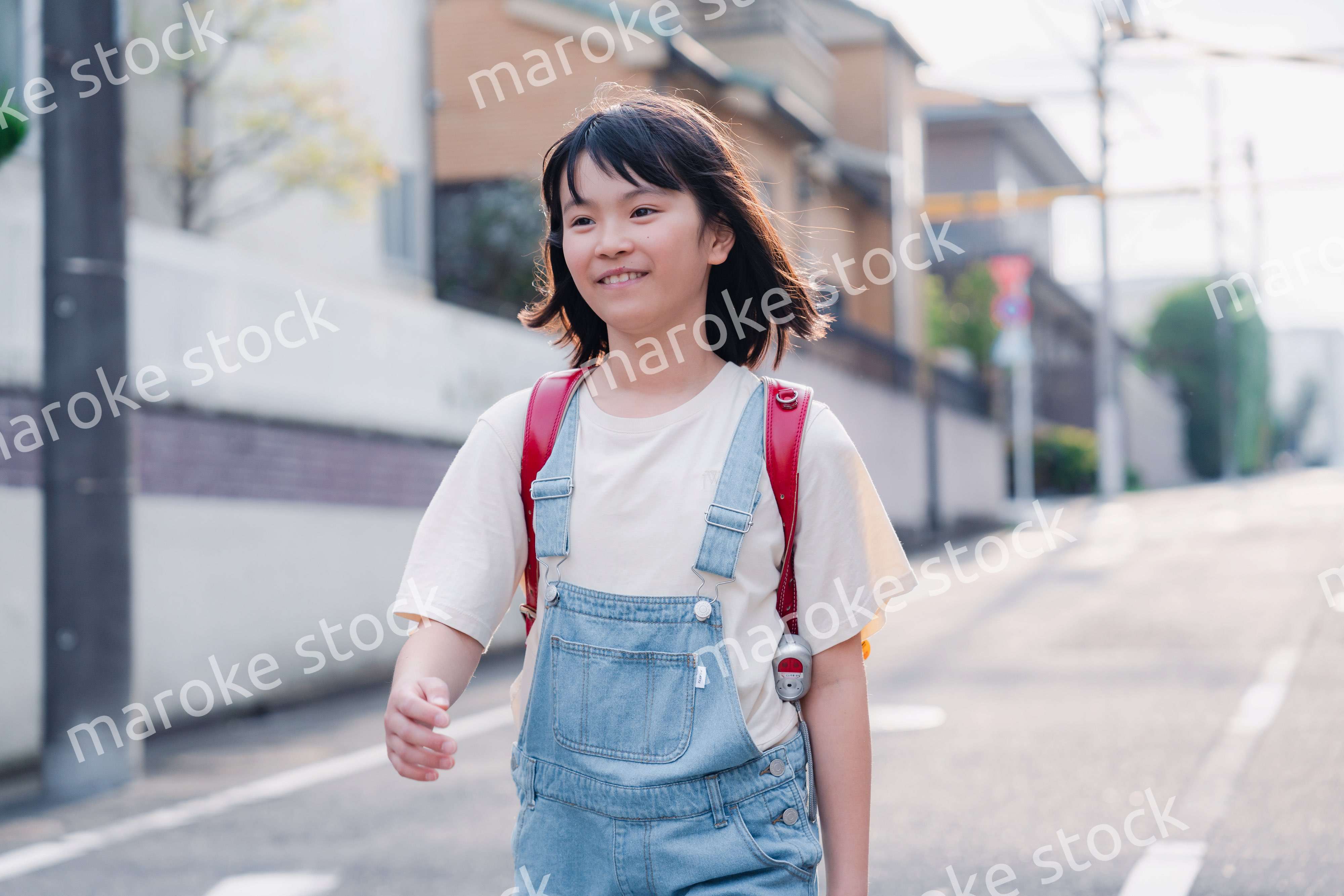 ランドセルで下校をする小学生の女の子
