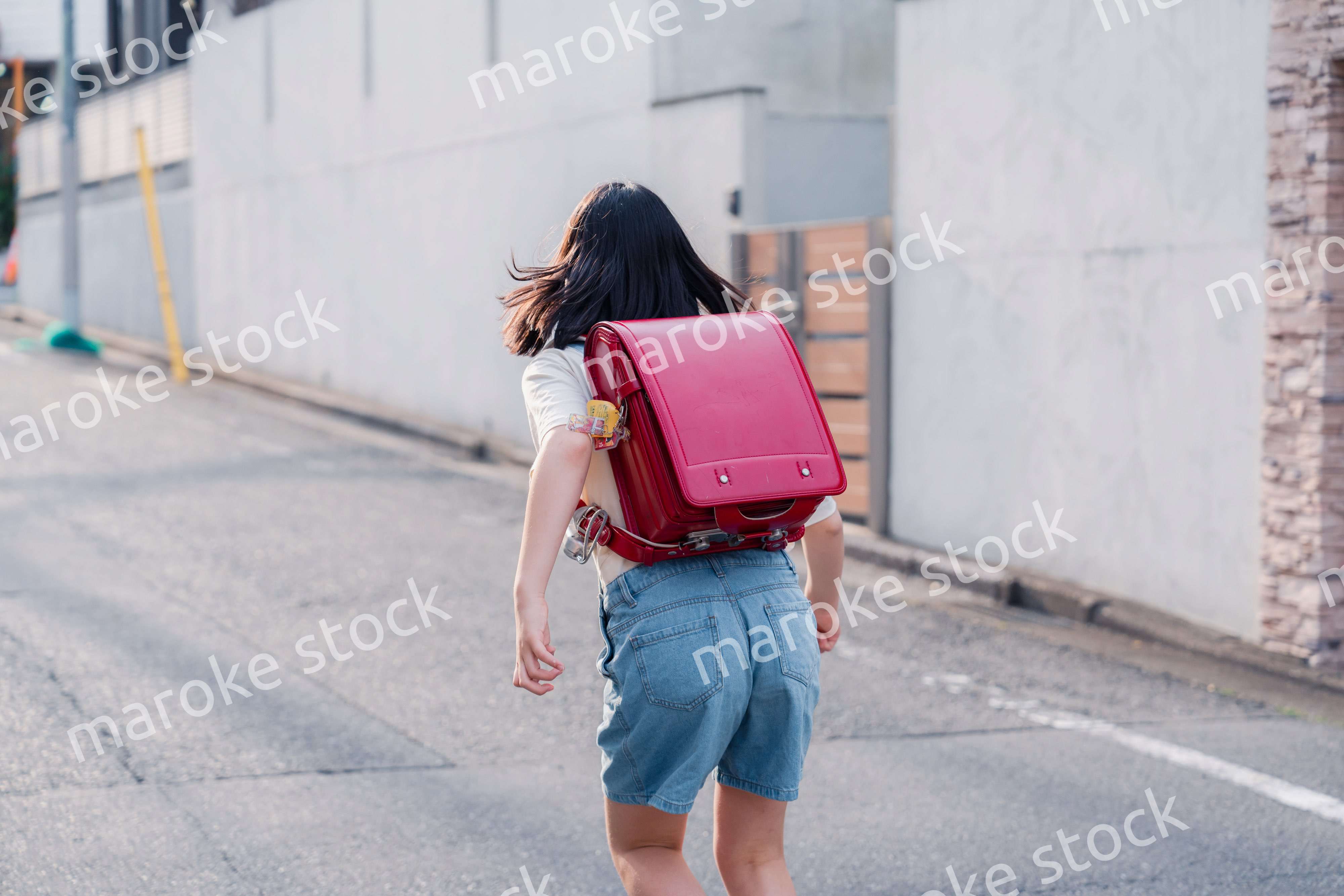 ランドセルで下校をする小学生の女の子