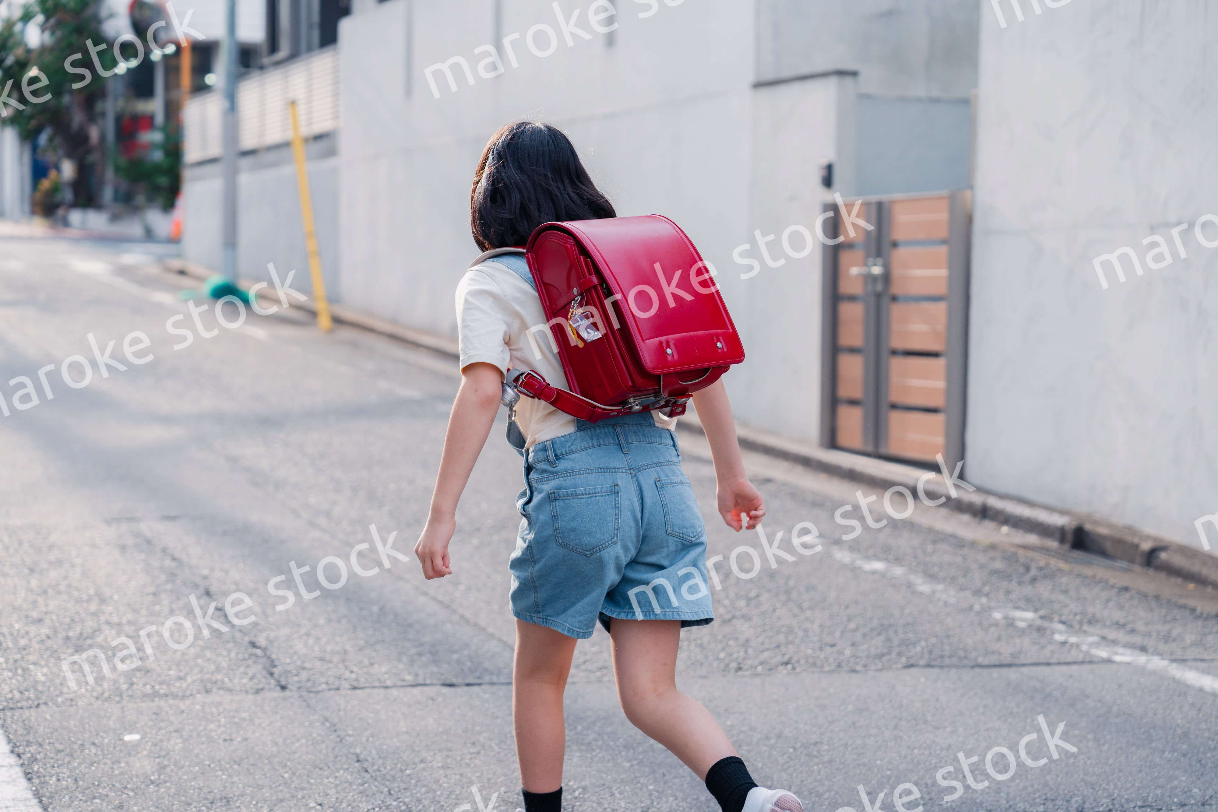 ランドセルで下校をする小学生の女の子