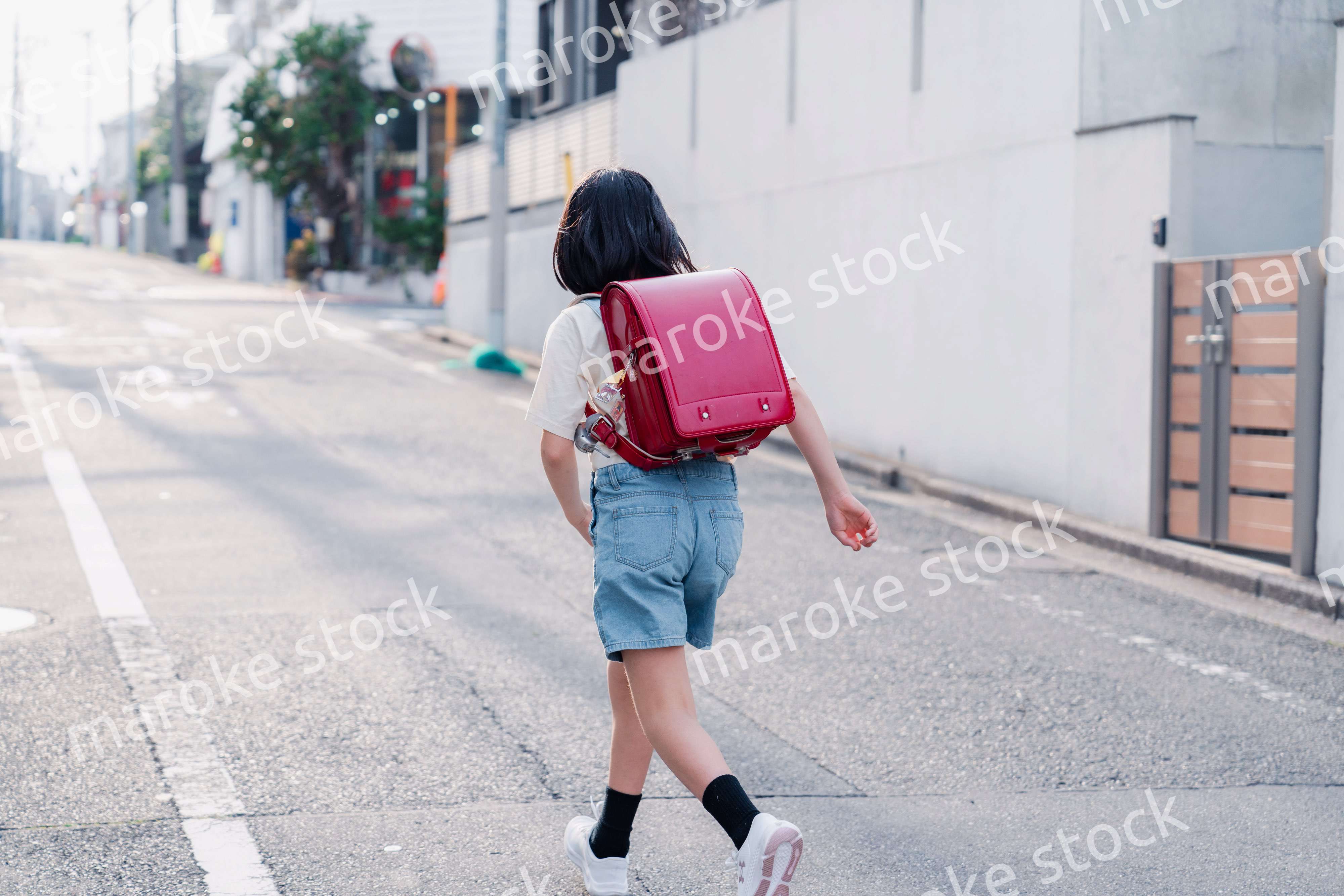 ランドセルで下校をする小学生の女の子