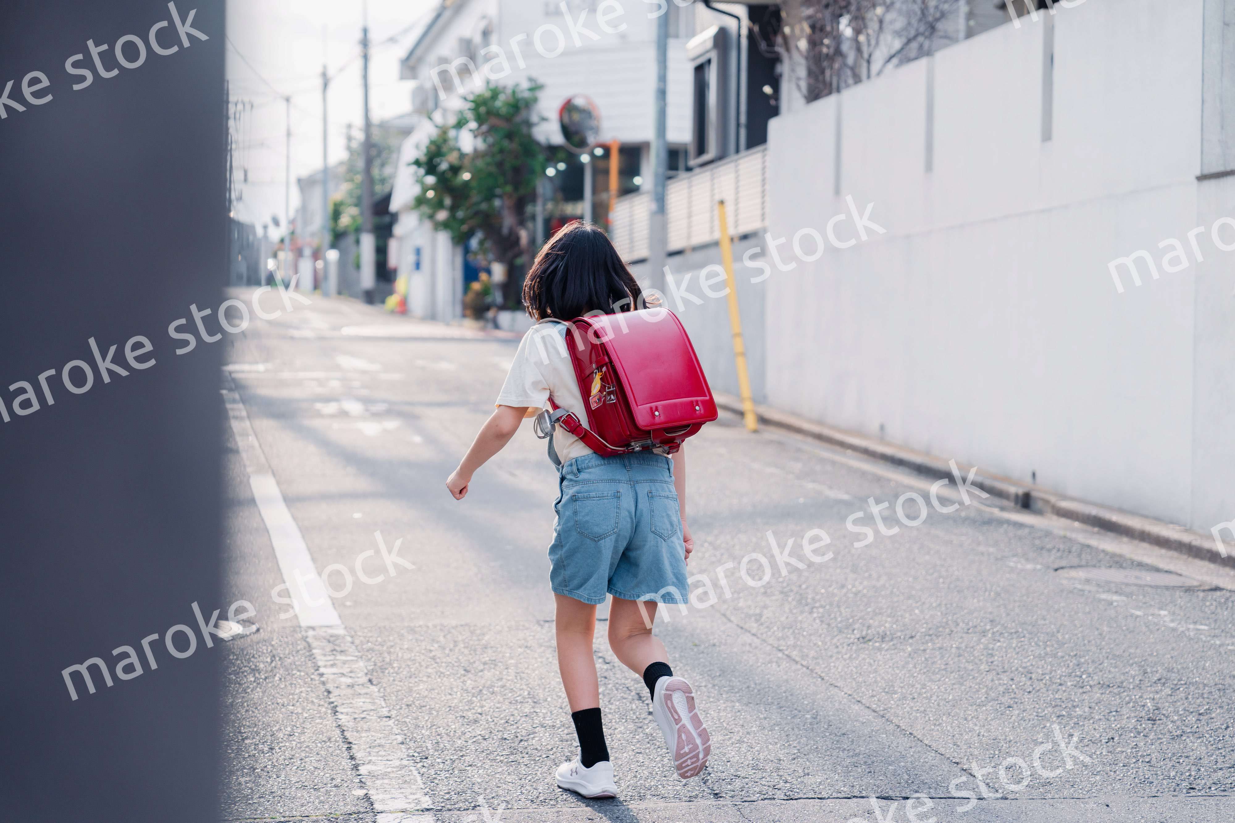 ランドセルで下校をする小学生の女の子