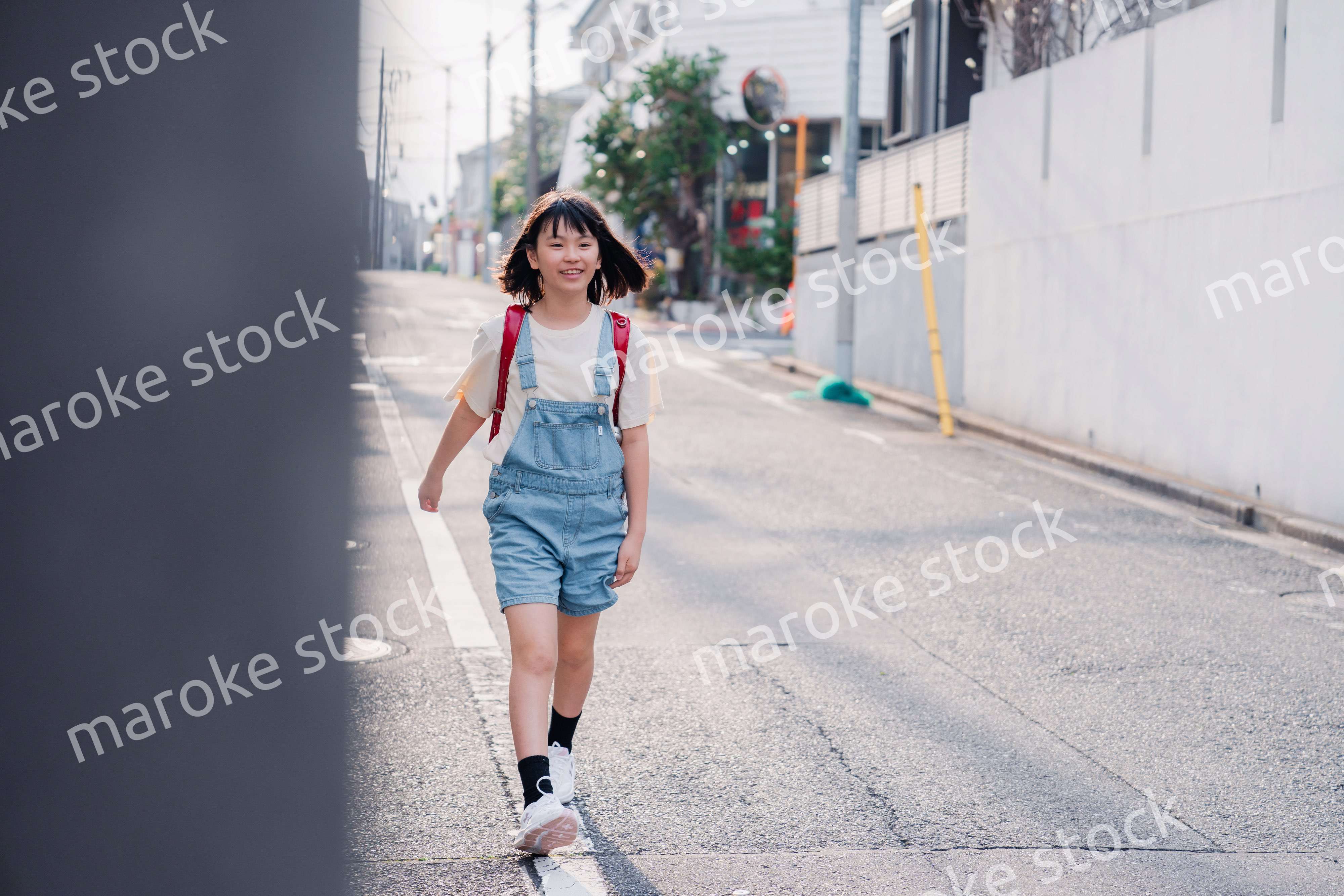 ランドセルで下校をする小学生の女の子