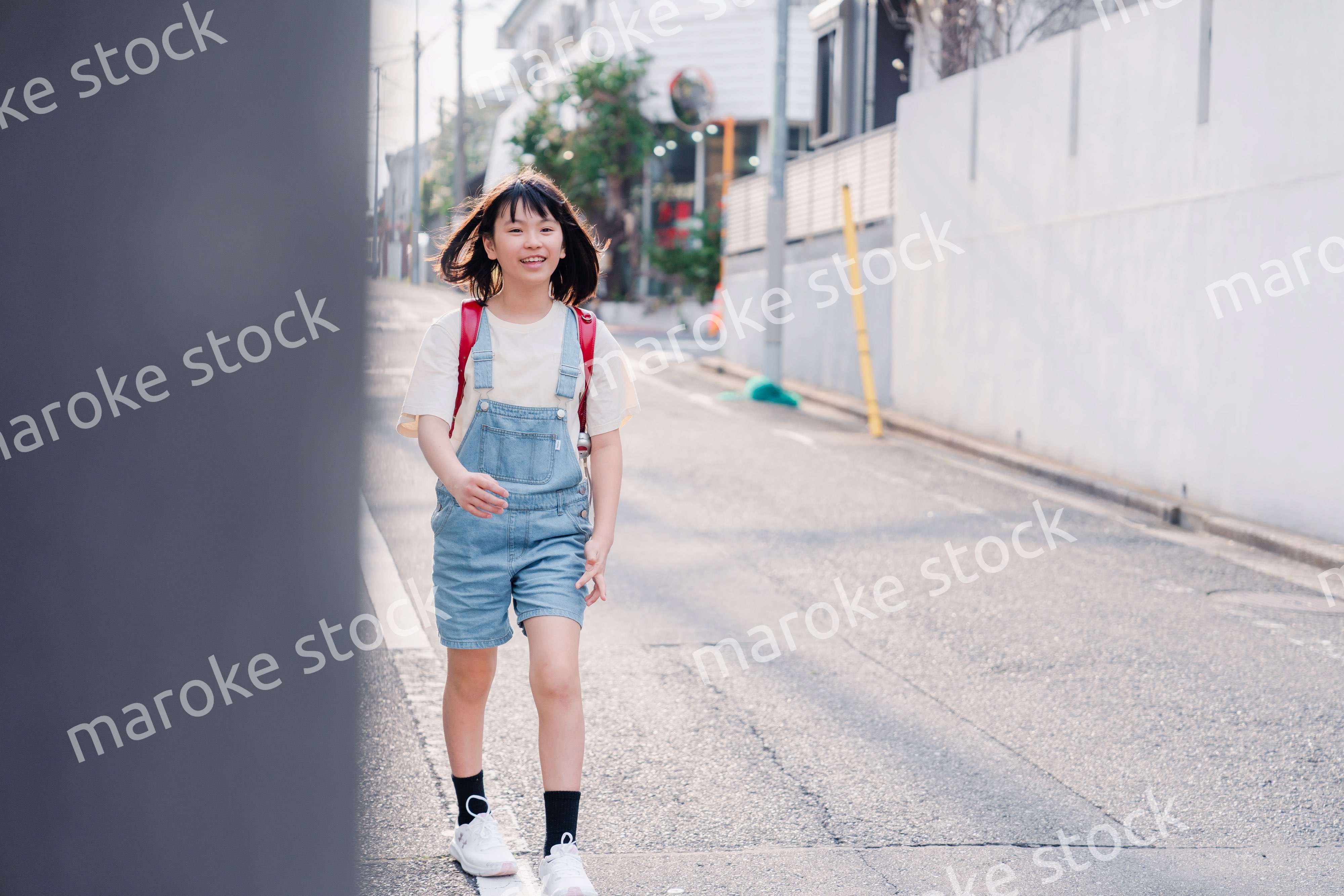 ランドセルで下校をする小学生の女の子