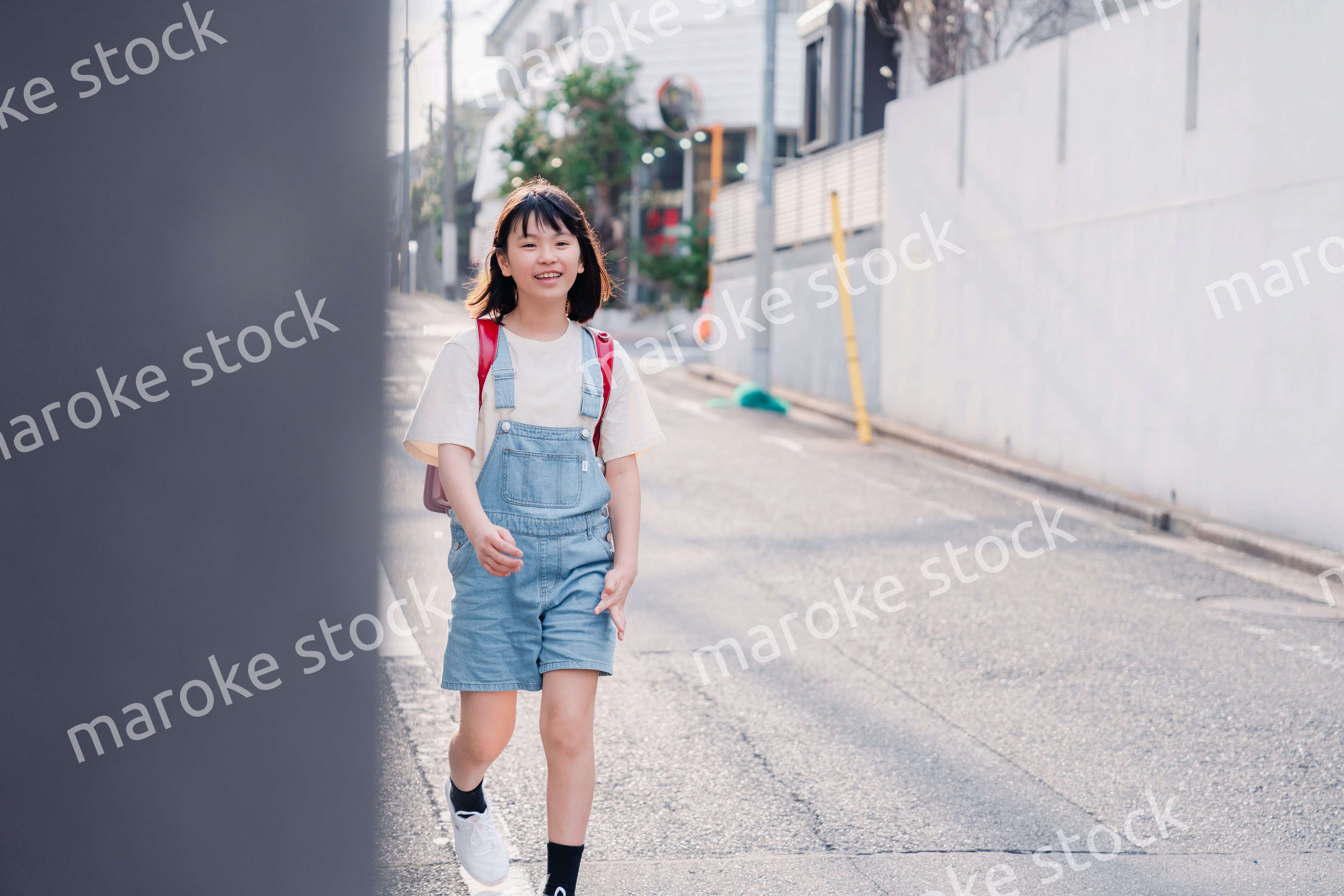 ランドセルで下校をする小学生の女の子