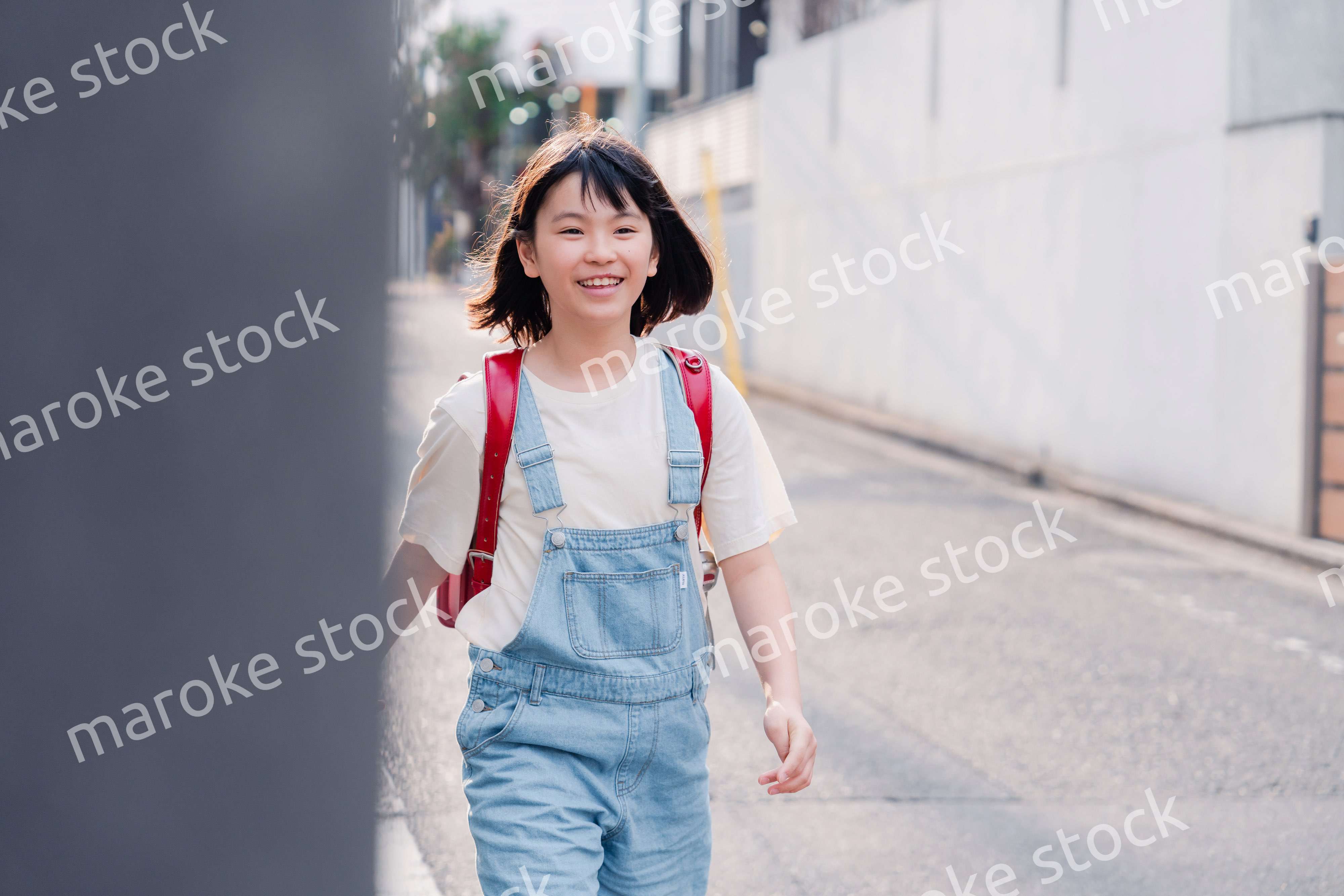 ランドセルで下校をする小学生の女の子