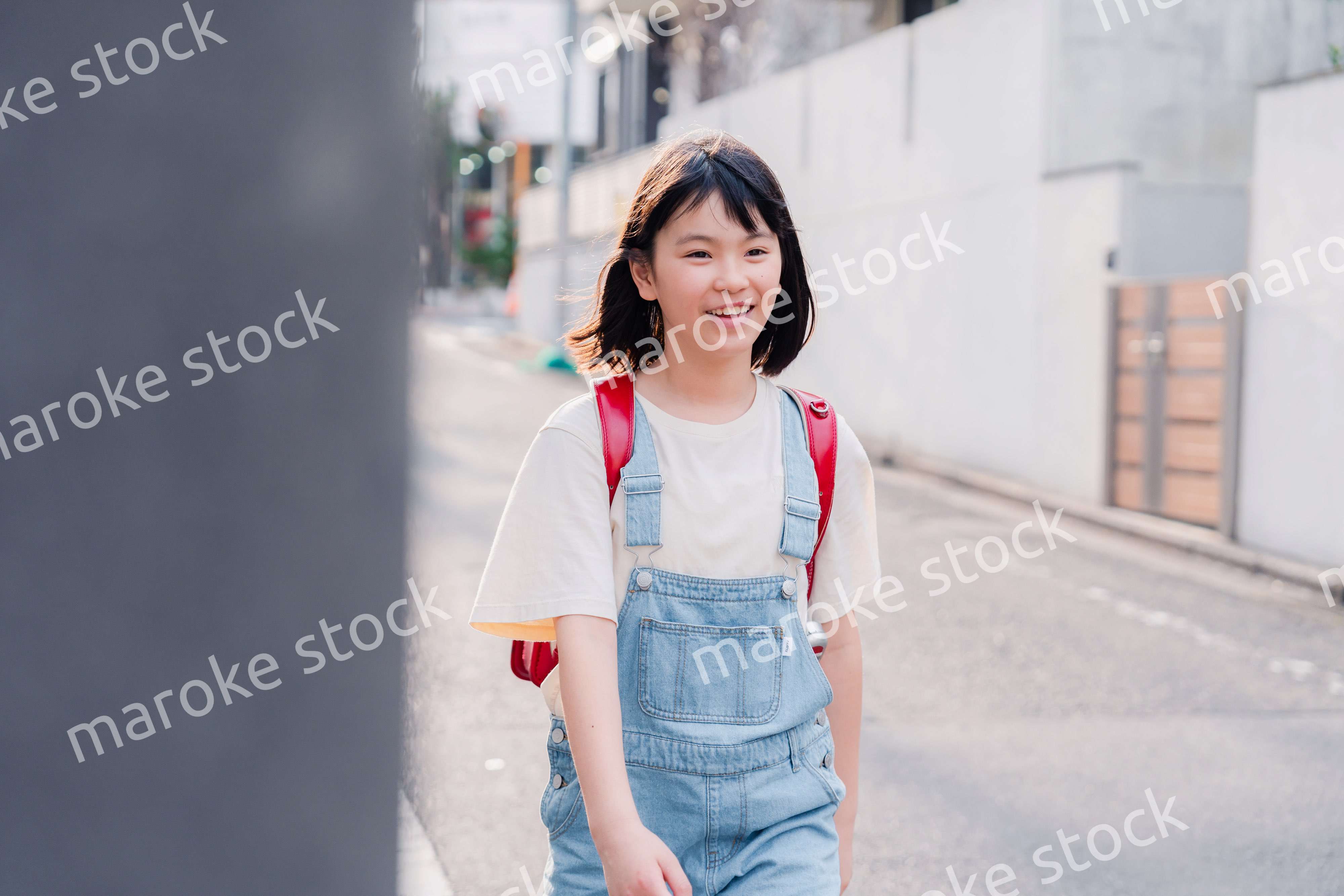 ランドセルで下校をする小学生の女の子