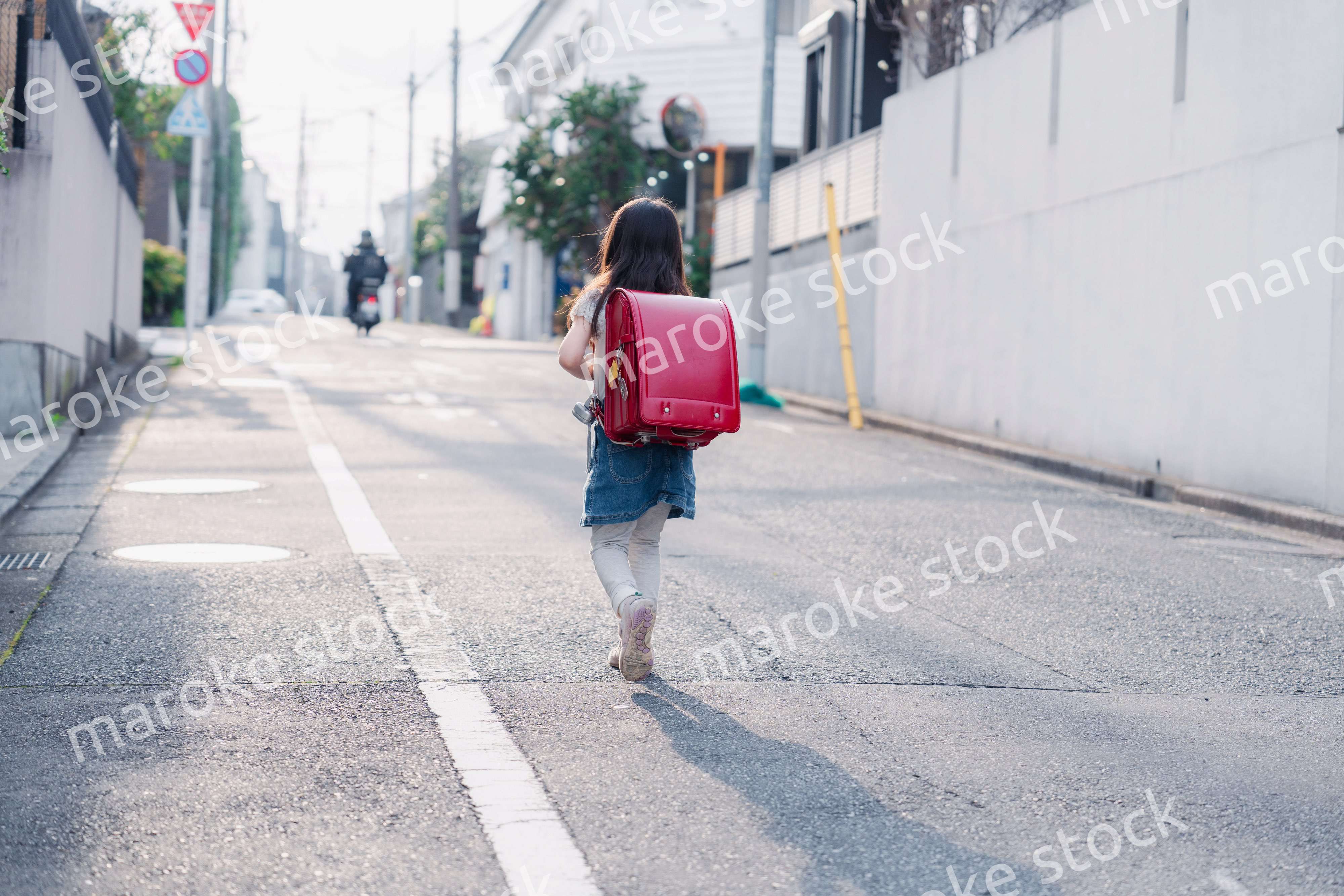 ランドセルを背負って通学をする小学生の女の子