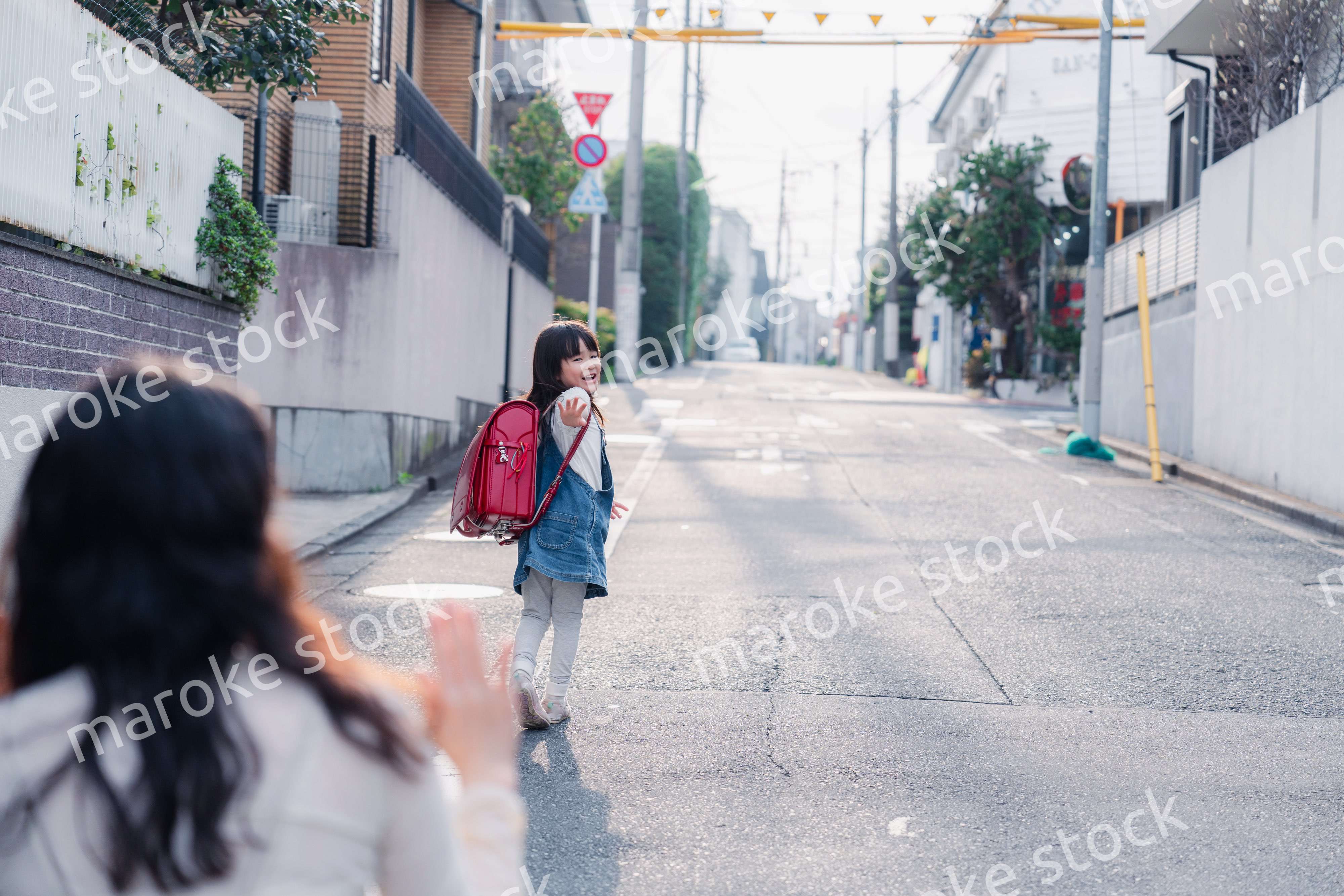 小学生を見送るお母さん