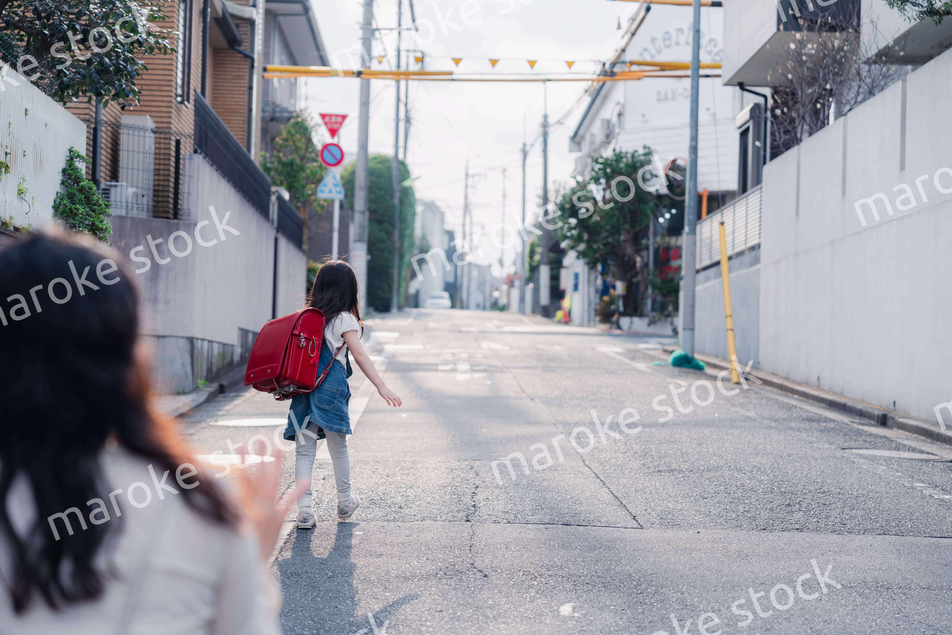 小学生を見送るお母さん