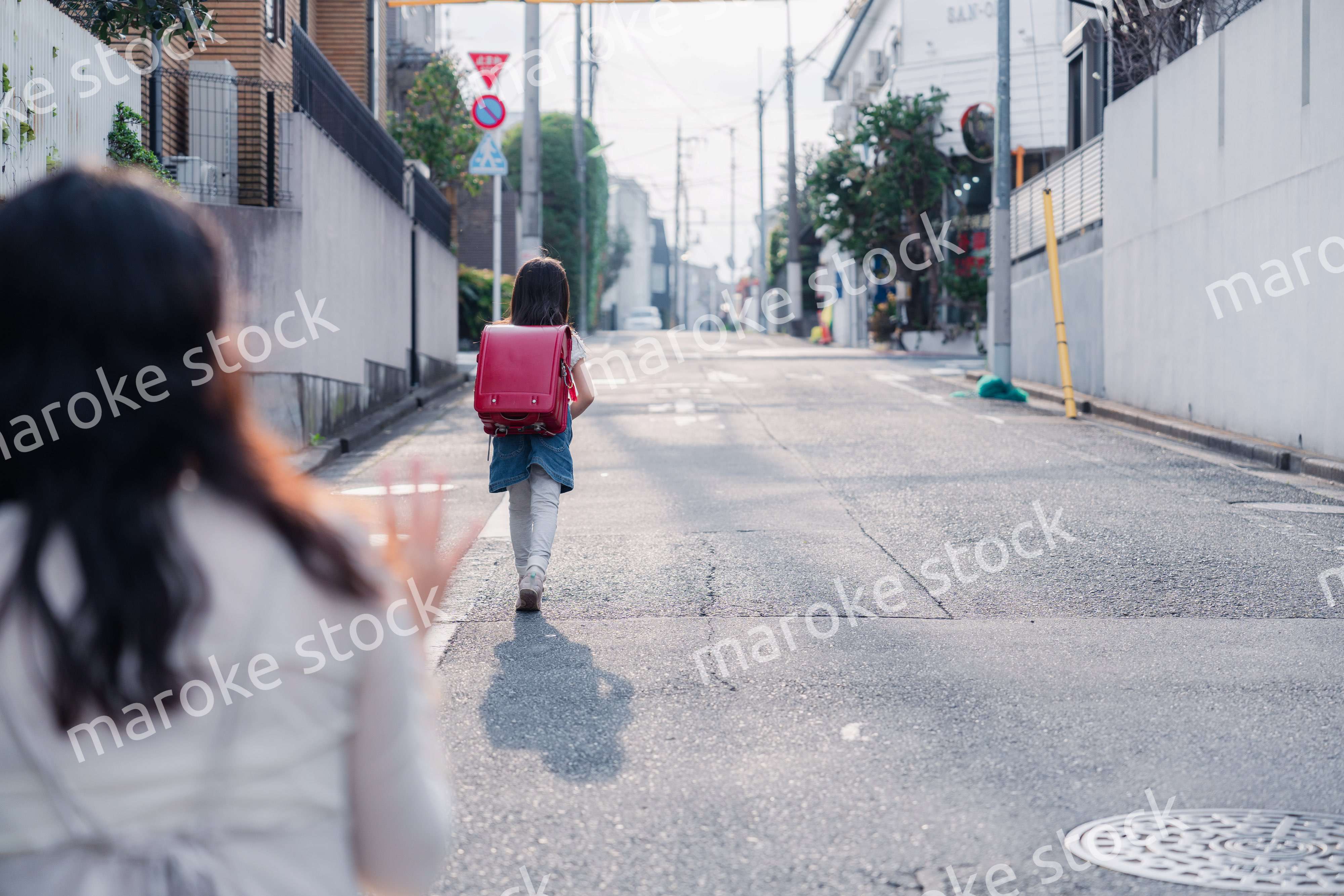 小学生を見送るお母さん