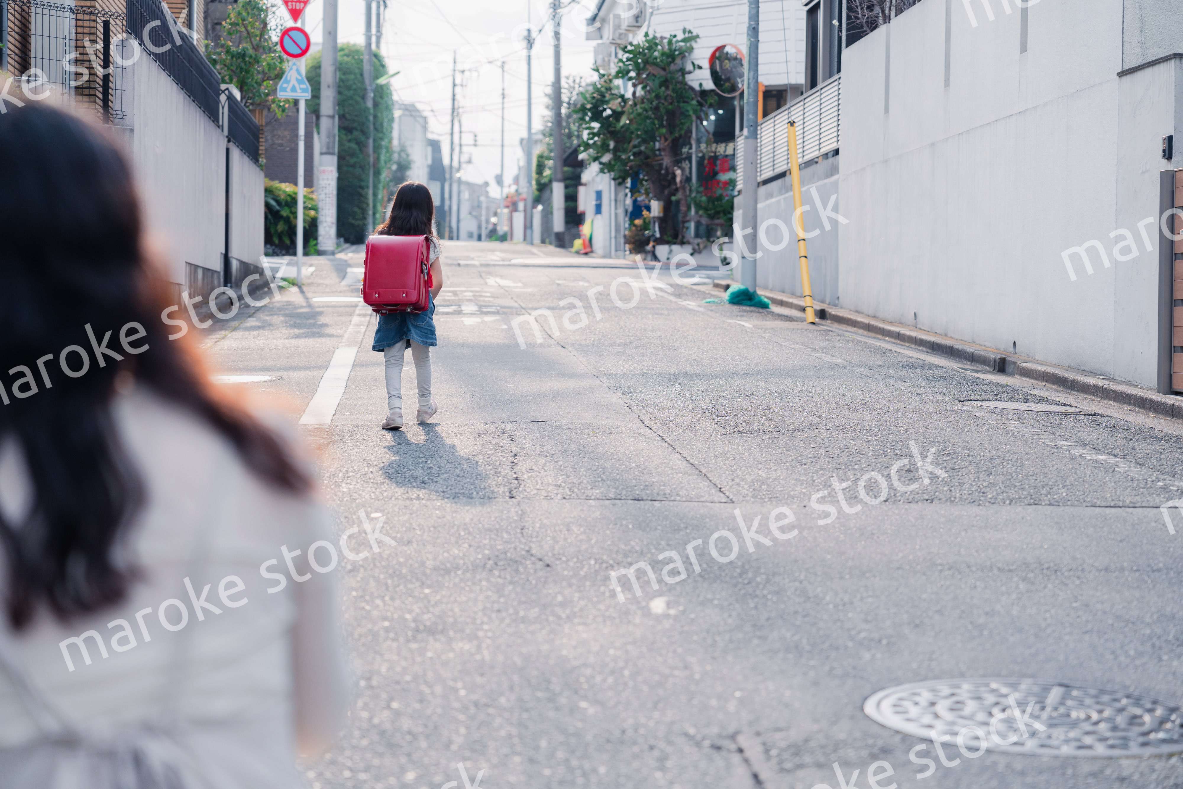 小学生を見送るお母さん