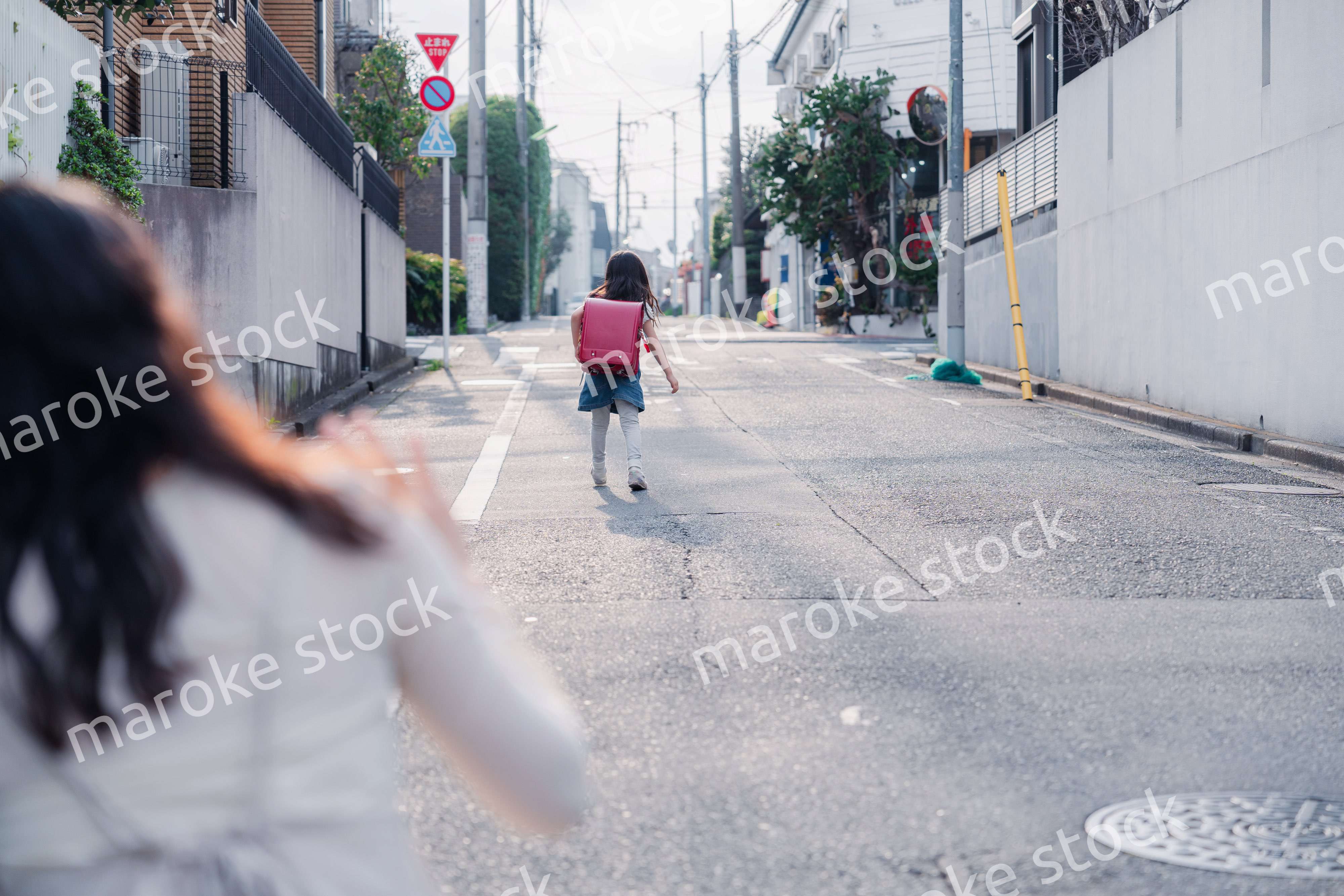 小学生を見送るお母さん
