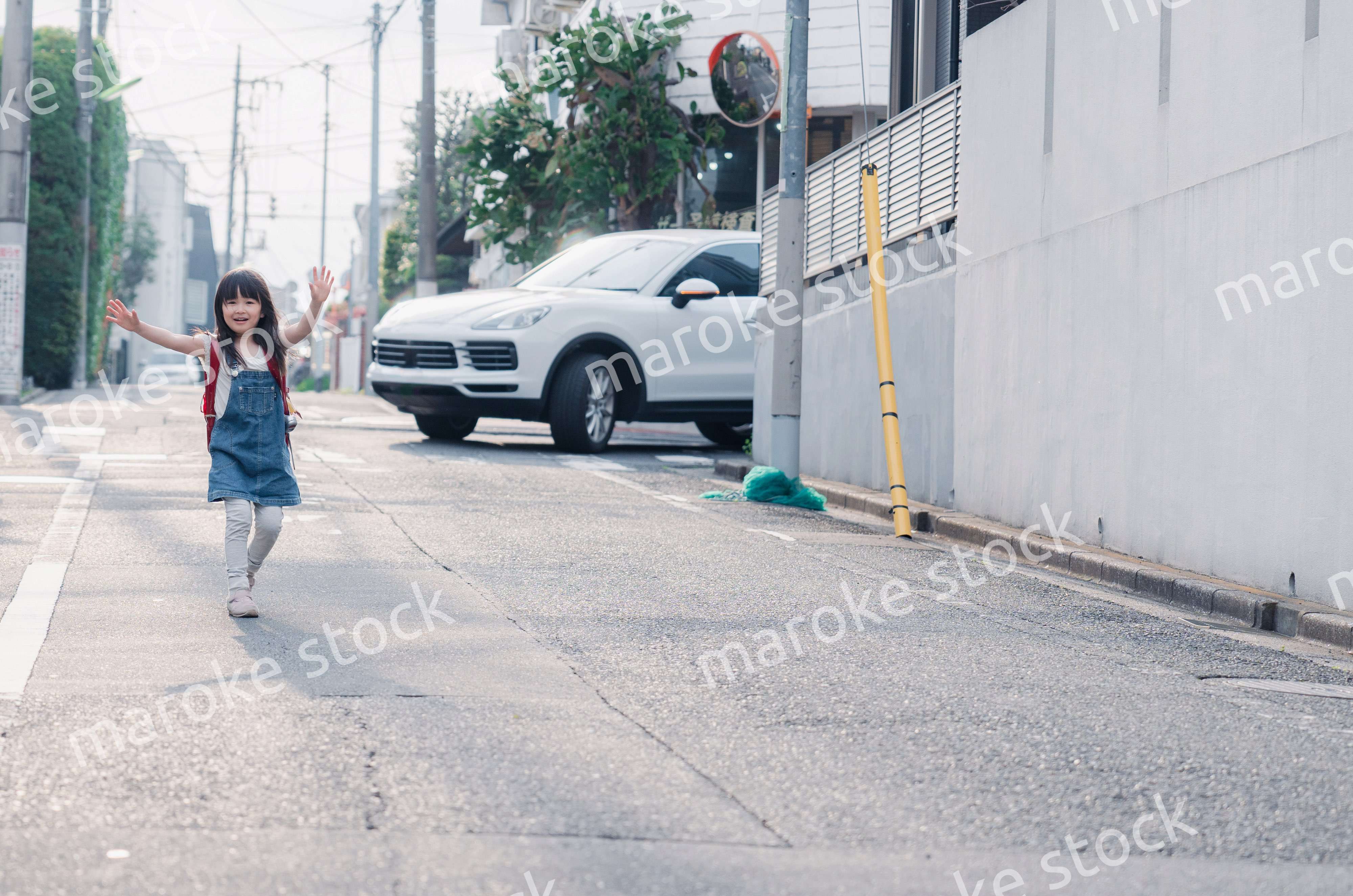 下校中に交通事故に遭う小学生の女の子