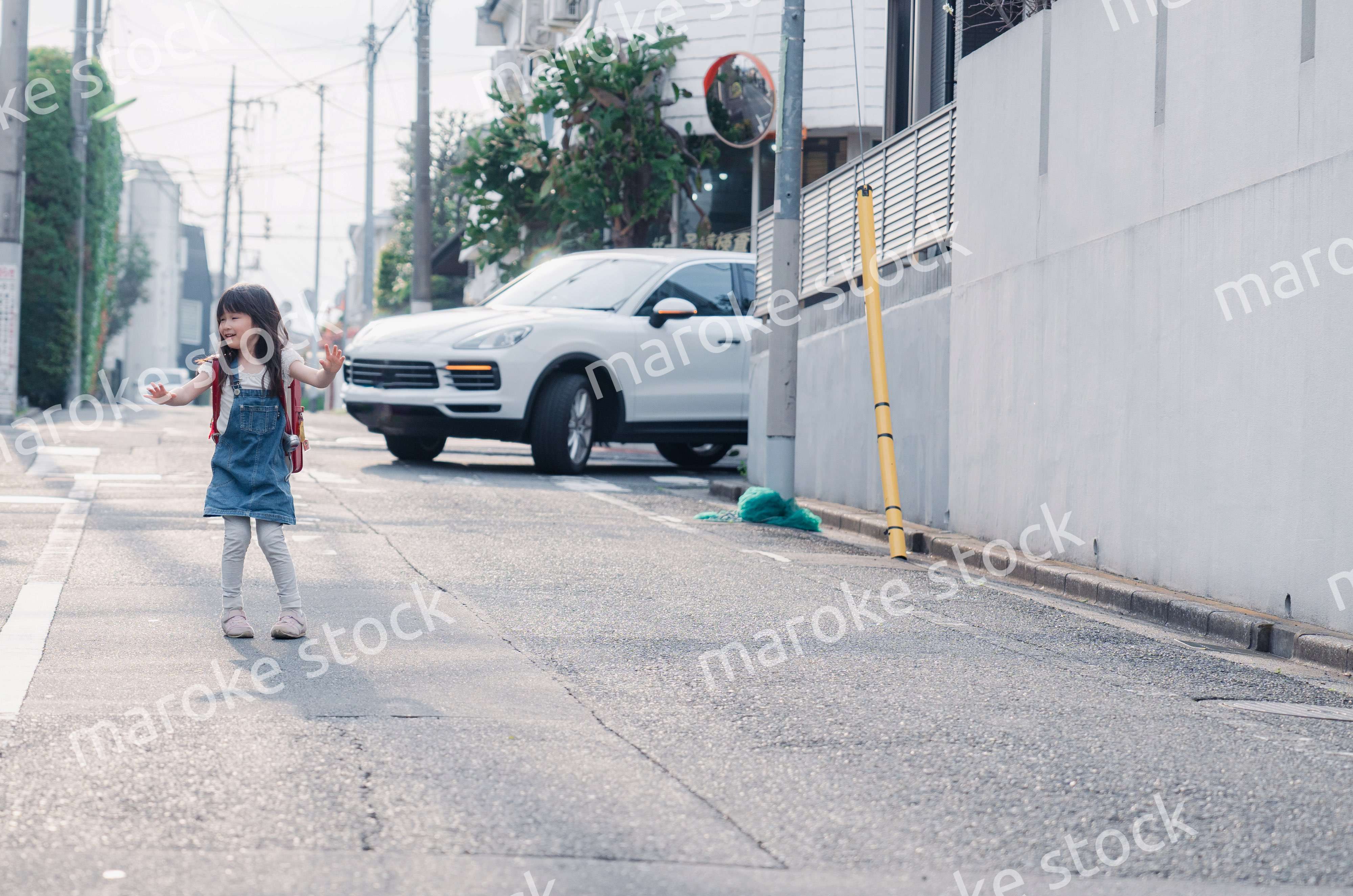 下校中に交通事故に遭う小学生の女の子