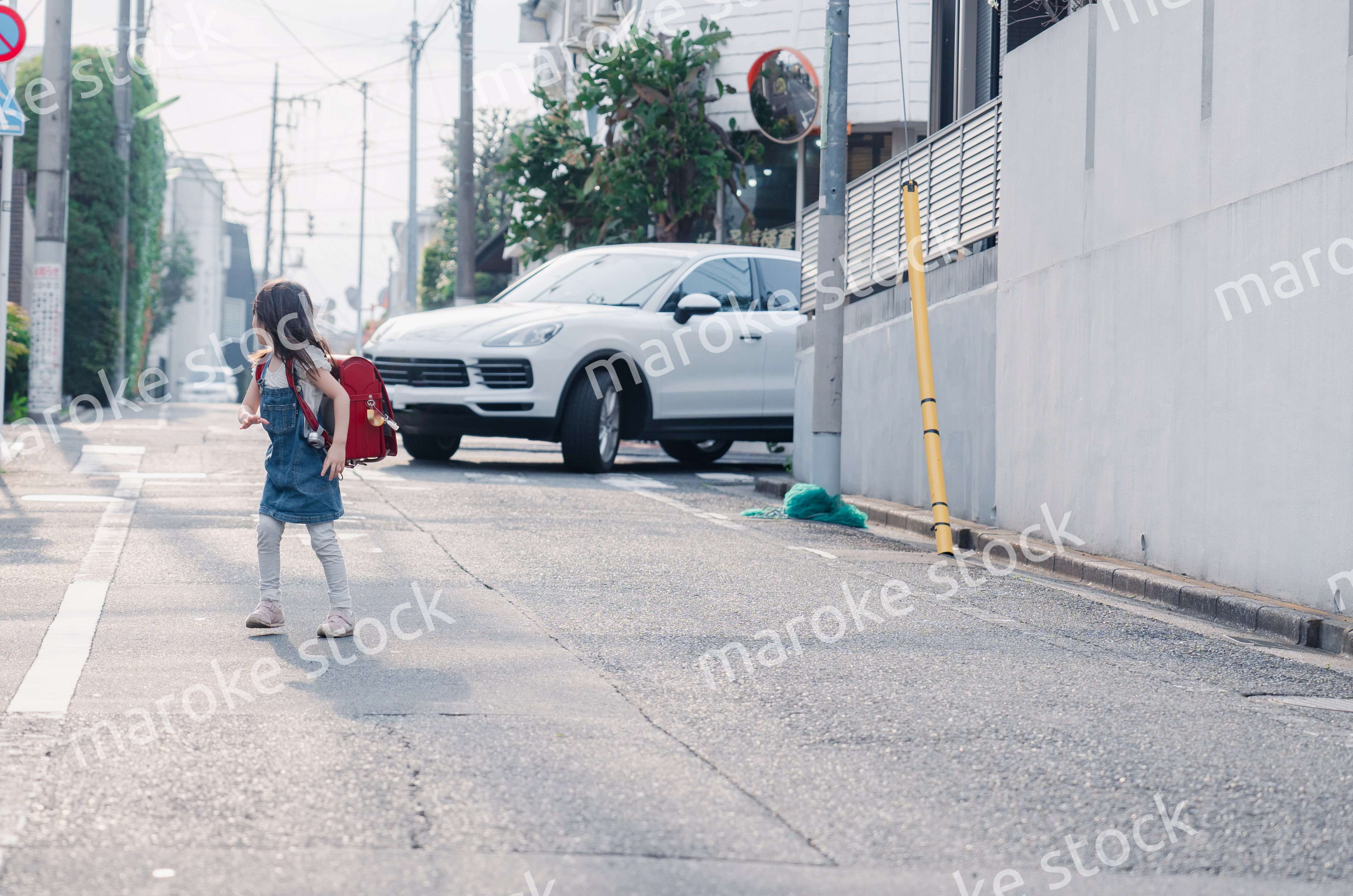 下校中に交通事故に遭う小学生の女の子