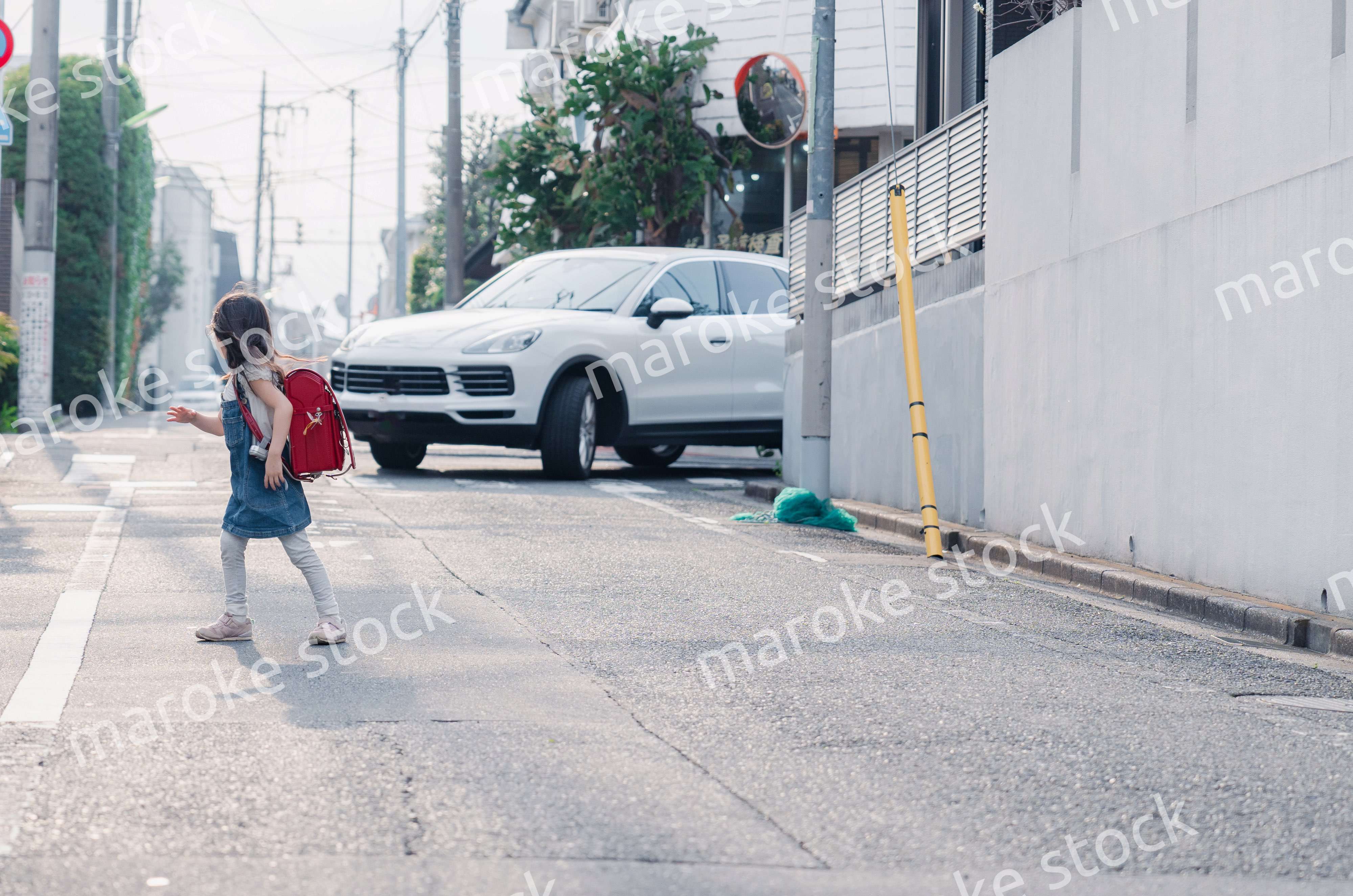 下校中に交通事故に遭う小学生の女の子