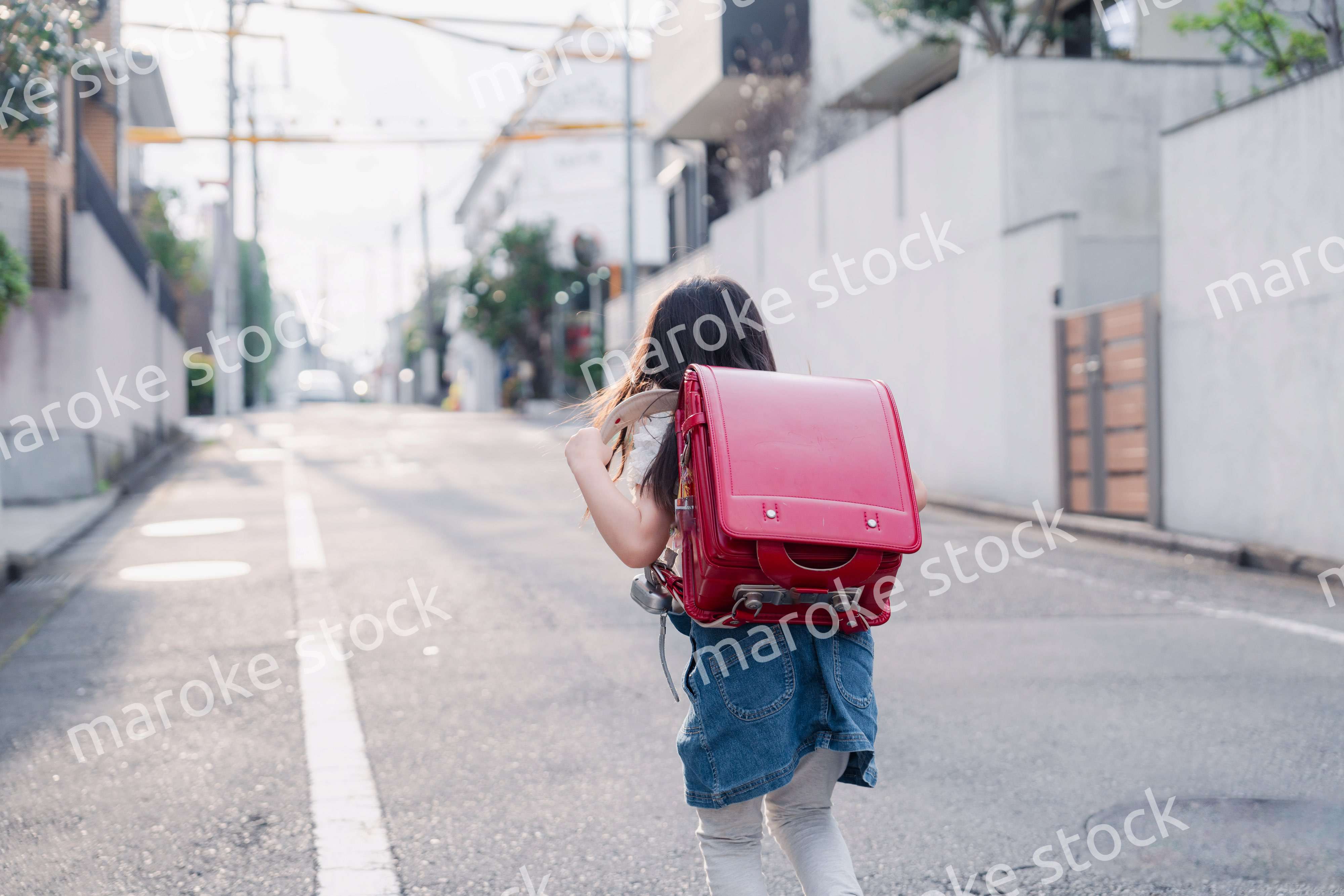 ランドセルを背負って通学をする小学生の女の子