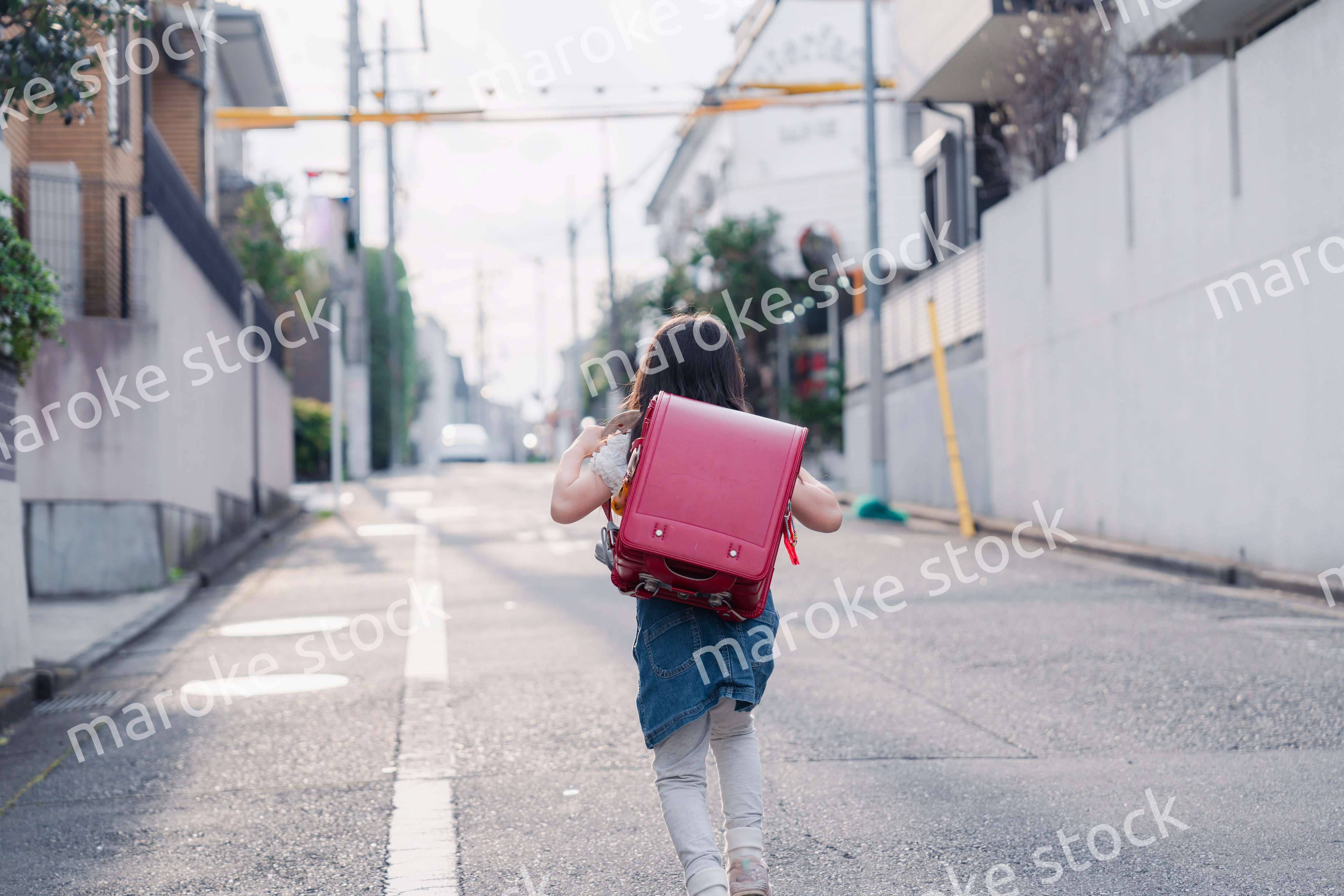 ランドセルを背負って通学をする小学生の女の子