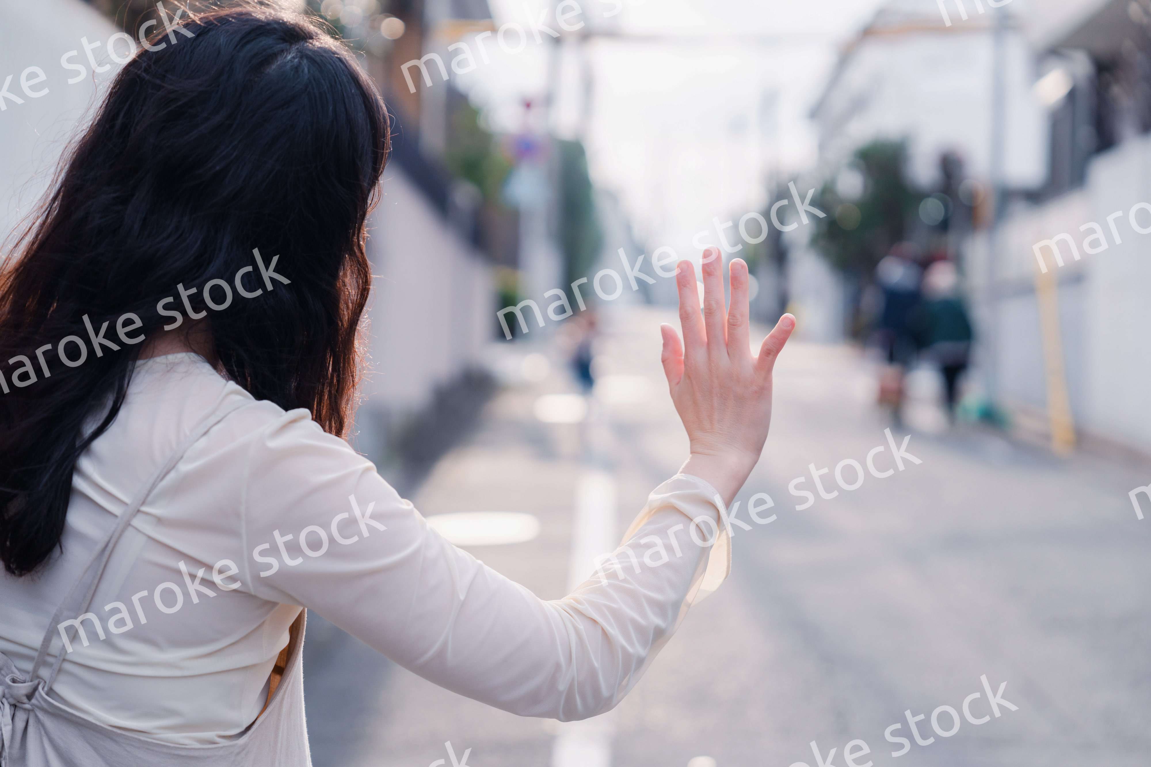 外で子供のお迎えをするお母さん