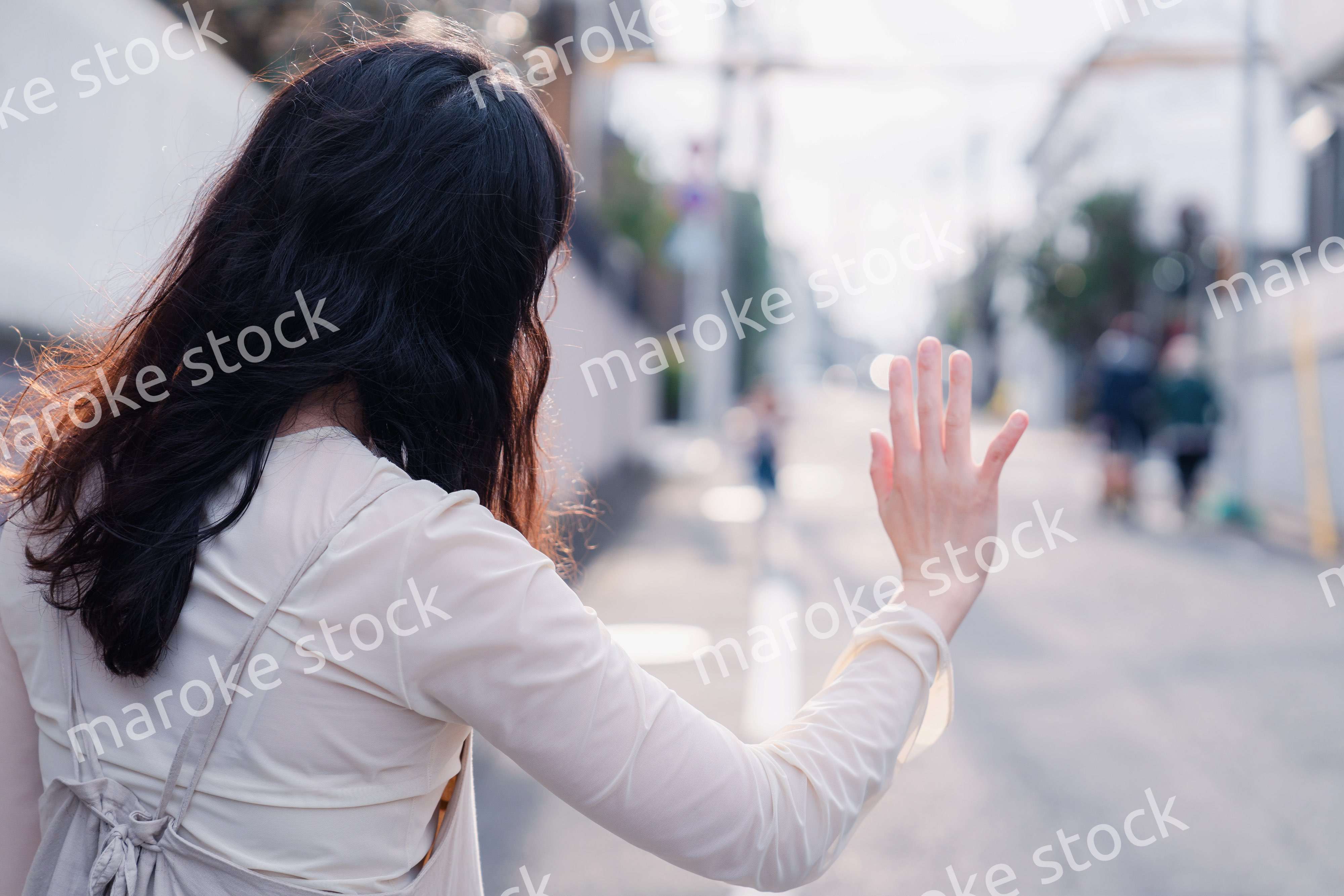 外で子供のお迎えをするお母さん