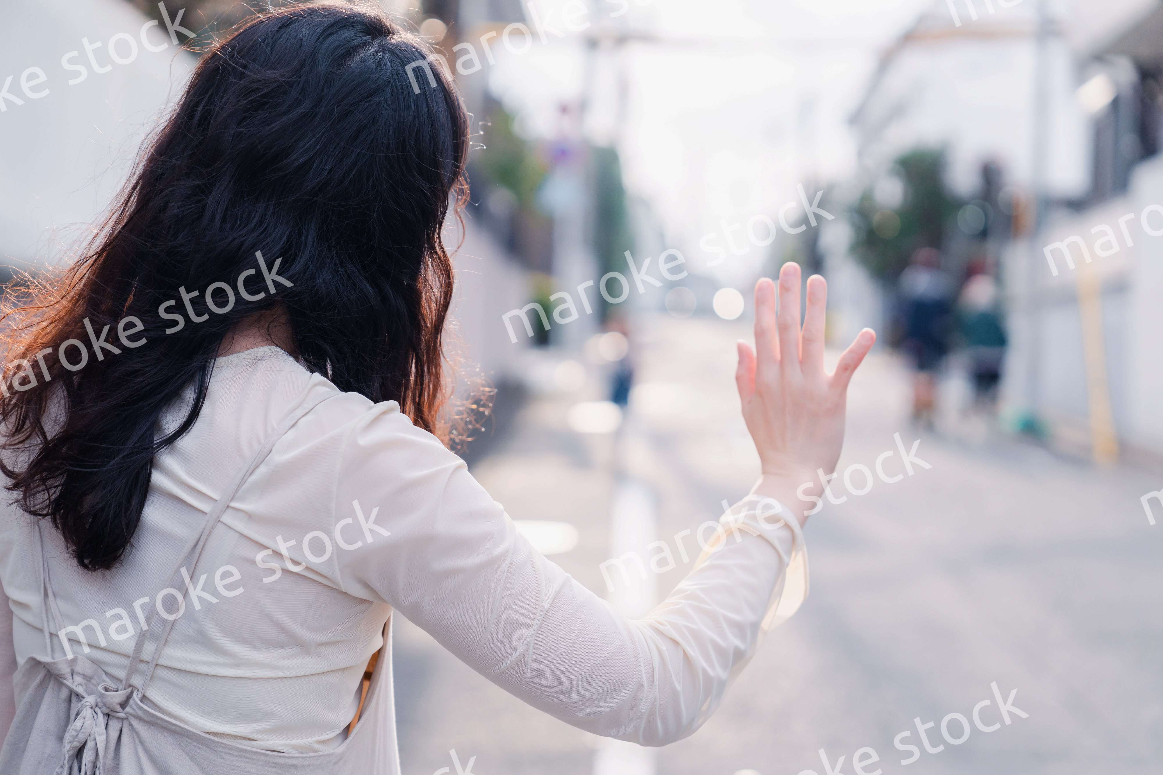 外で子供のお迎えをするお母さん