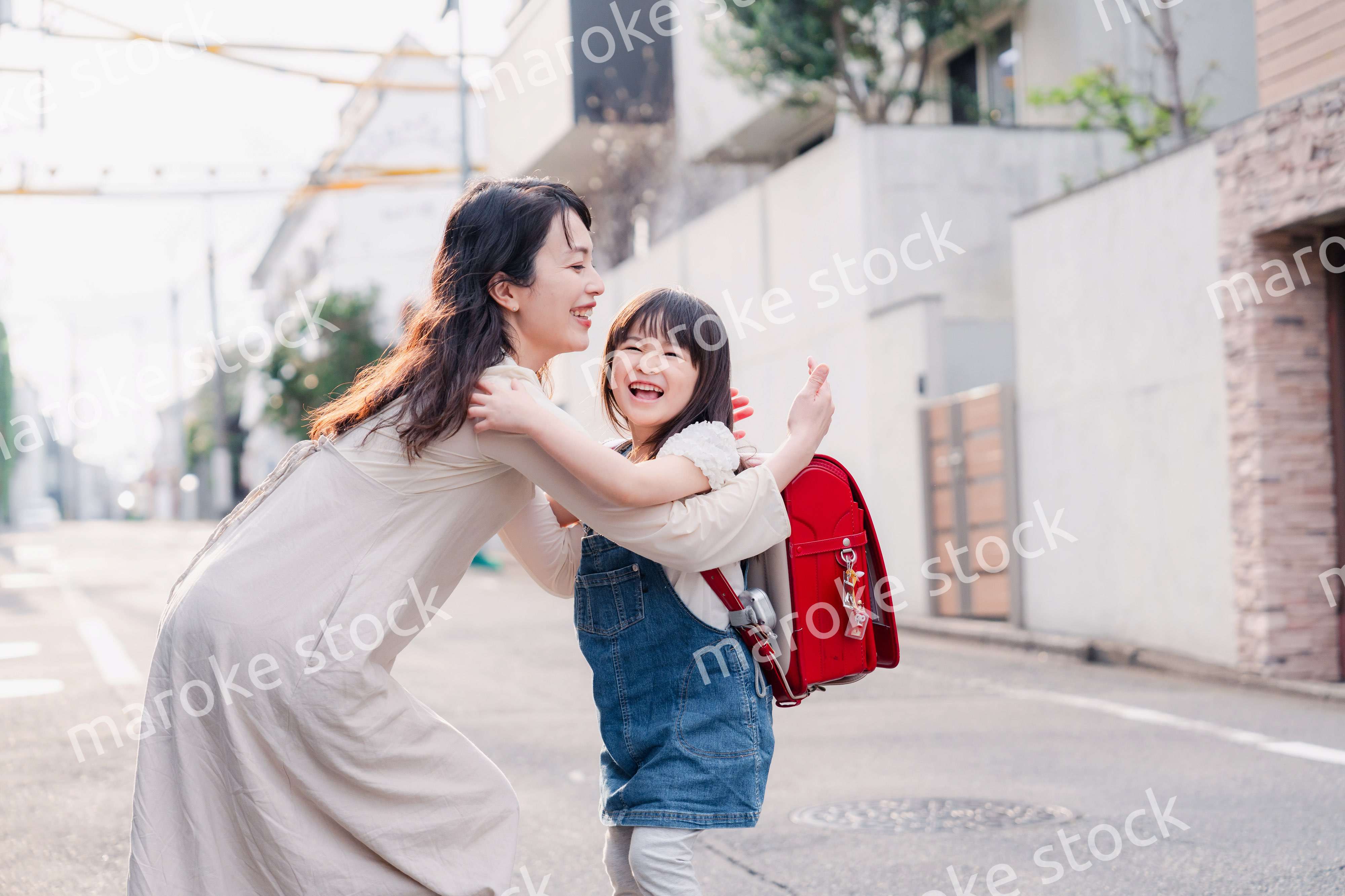 小学生の女の子のお迎えをするお母さん