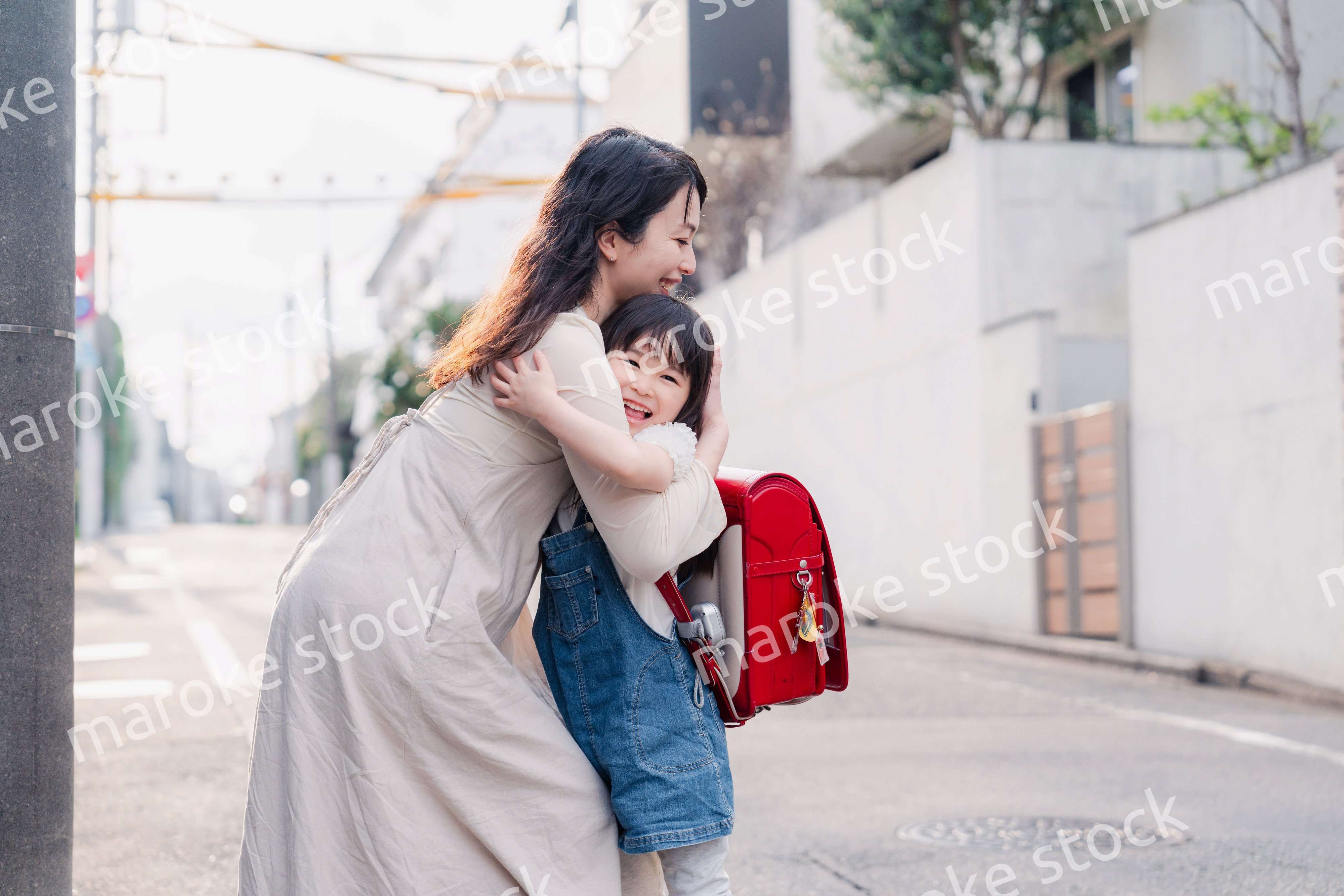 小学生の女の子のお迎えをするお母さん