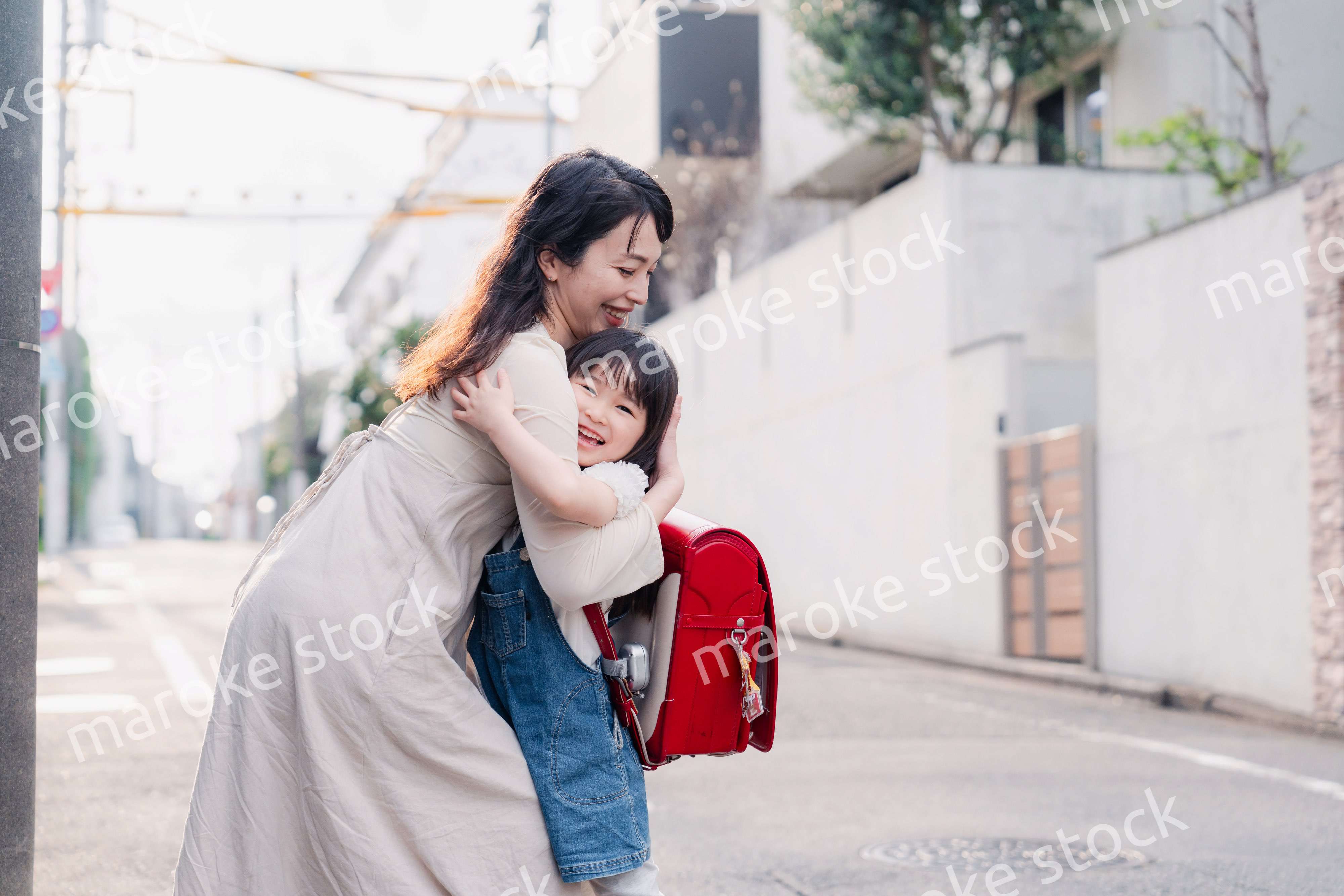 小学生の女の子のお迎えをするお母さん