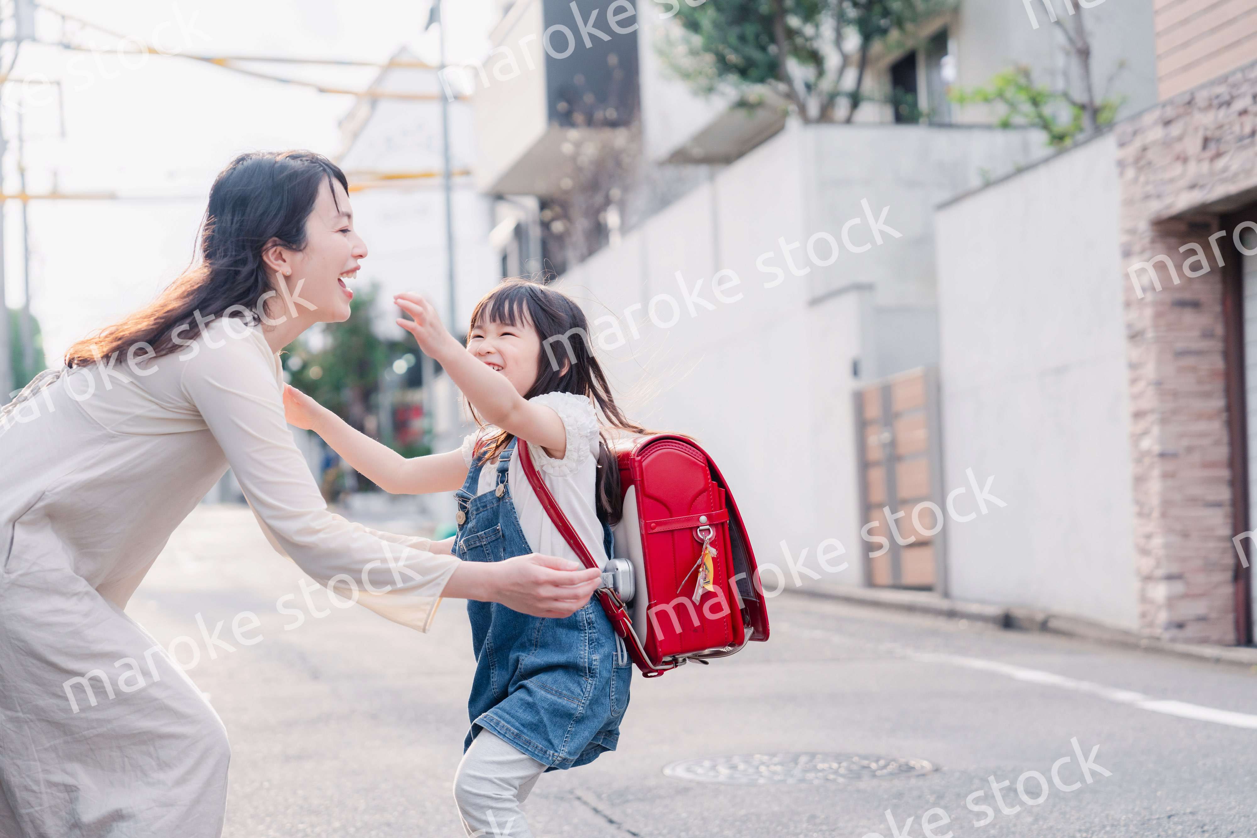 小学生の女の子のお迎えをするお母さん