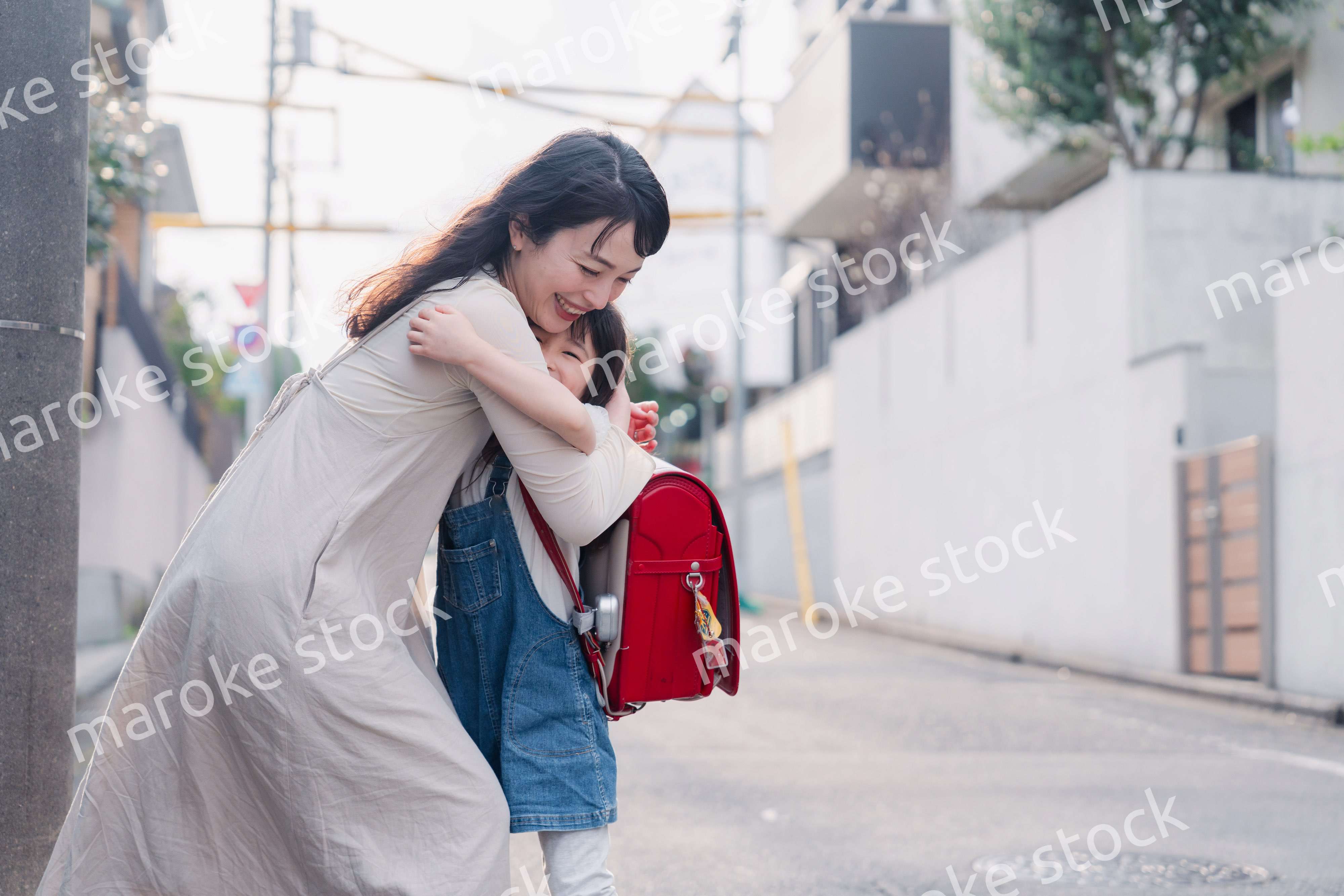 小学生の女の子のお迎えをするお母さん