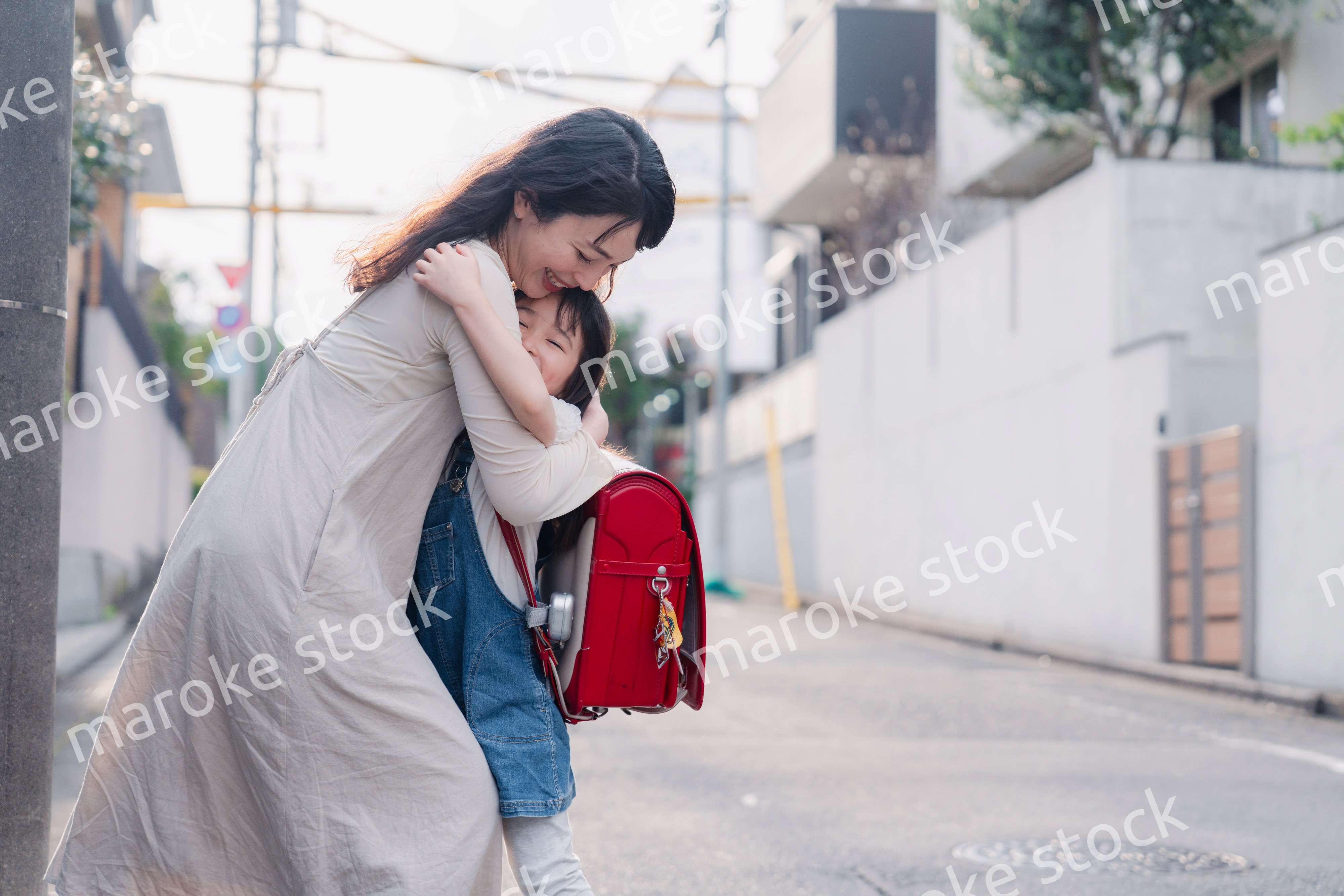 小学生の女の子のお迎えをするお母さん