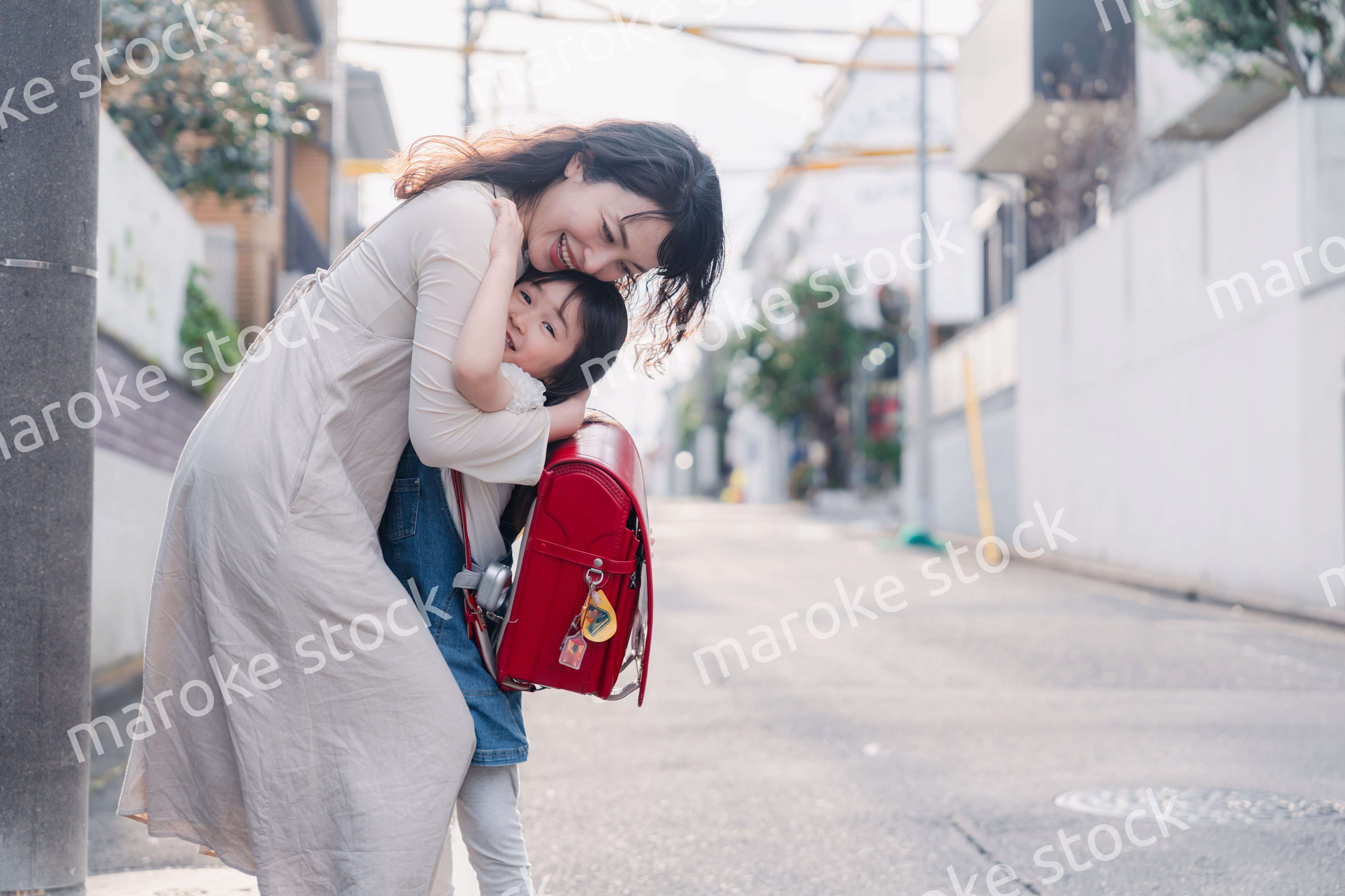 小学生の女の子のお迎えをするお母さん