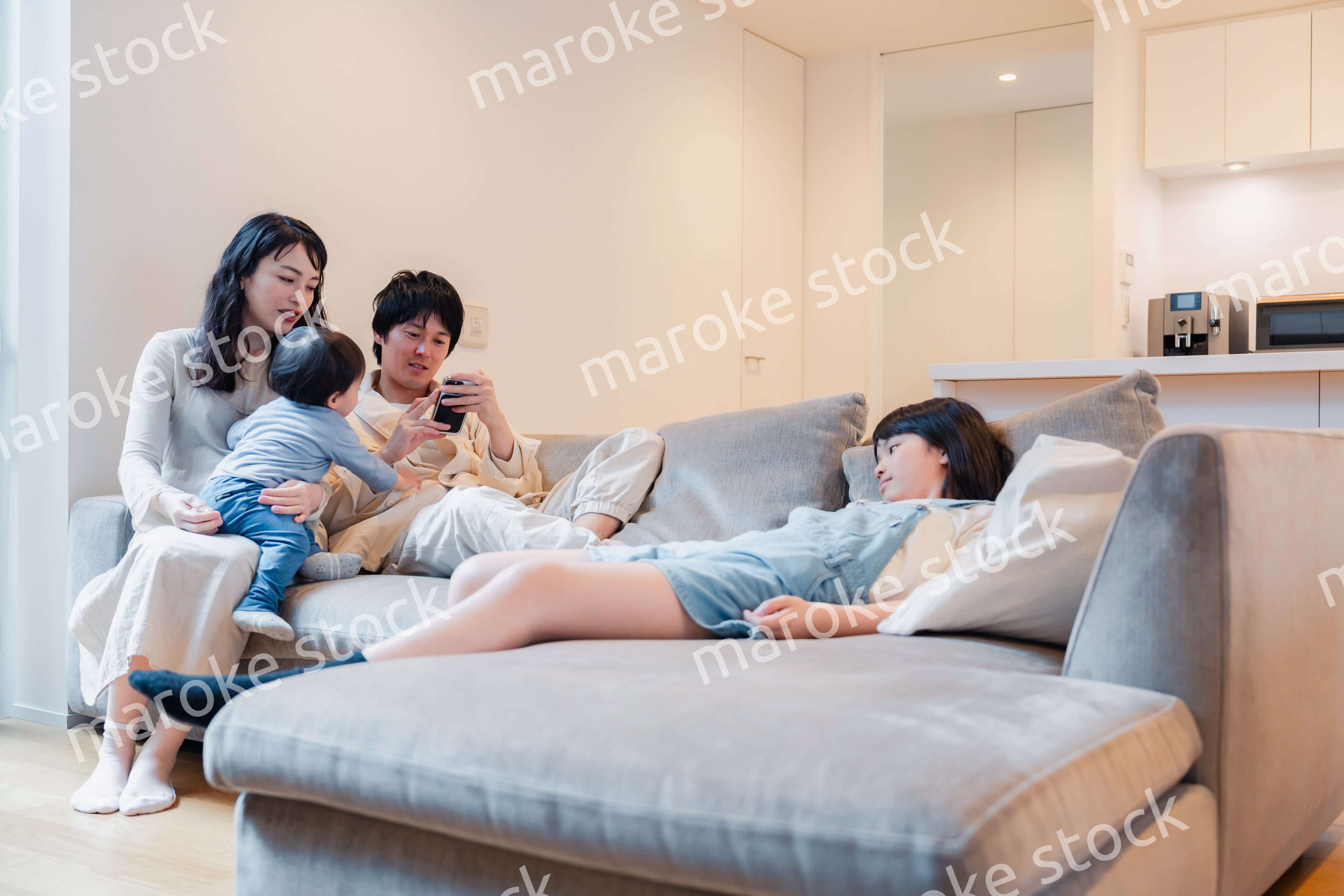 休日を家でまったり過ごす家族